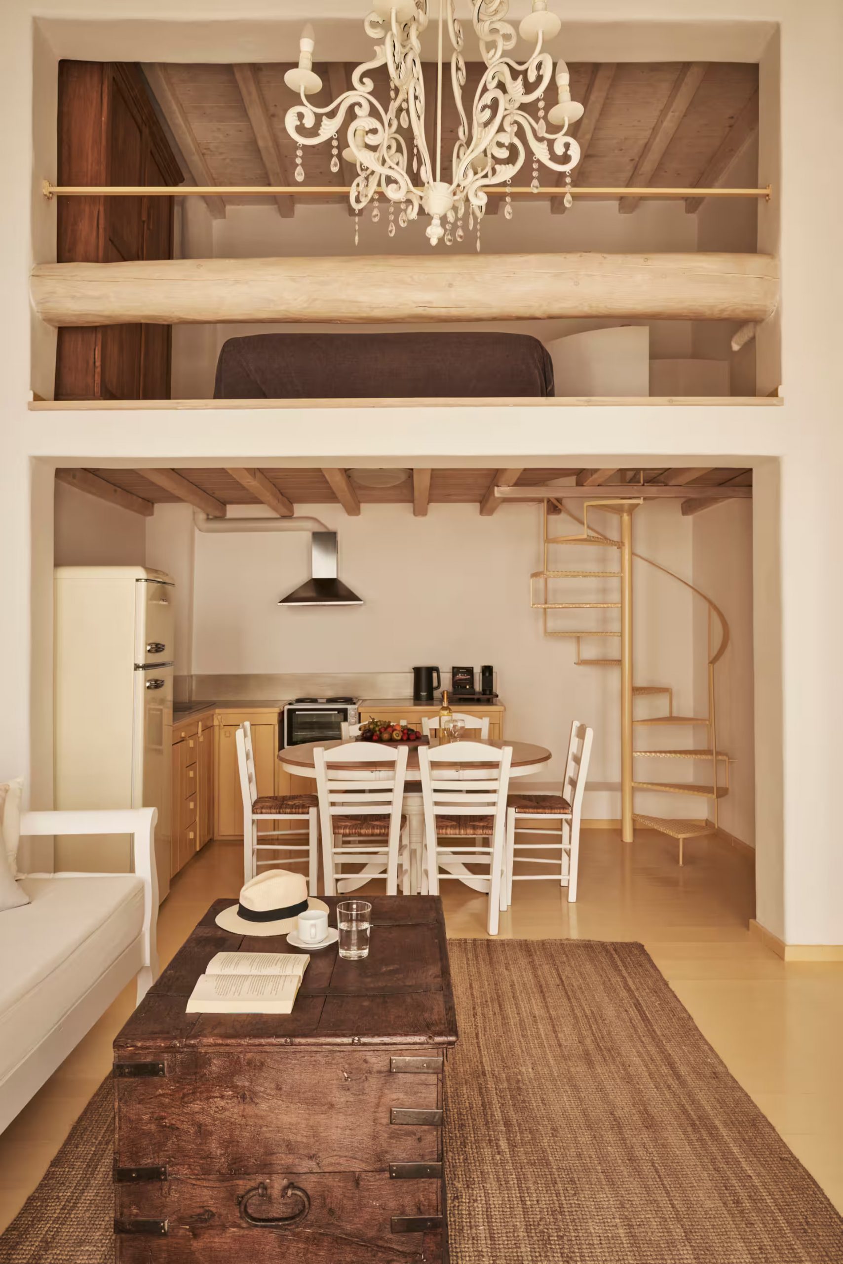 salon avec escalier et mezzanine décoration rustique maison de ville Mykonos salon avec escalier et mezzanine décoration rustique maison de ville Mykonos