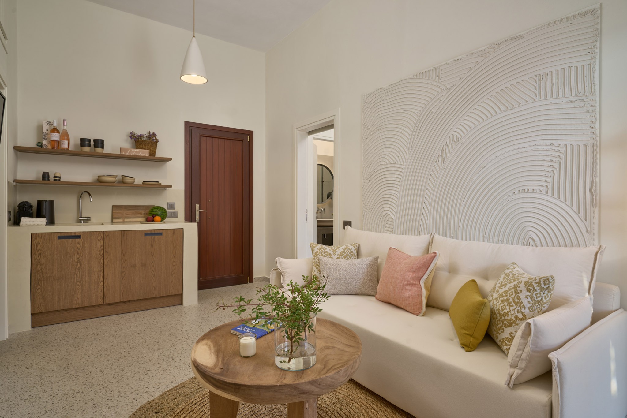 salon et petite cuisine ouverte petite maison 43m2 avec piscine Grèce Cyclades