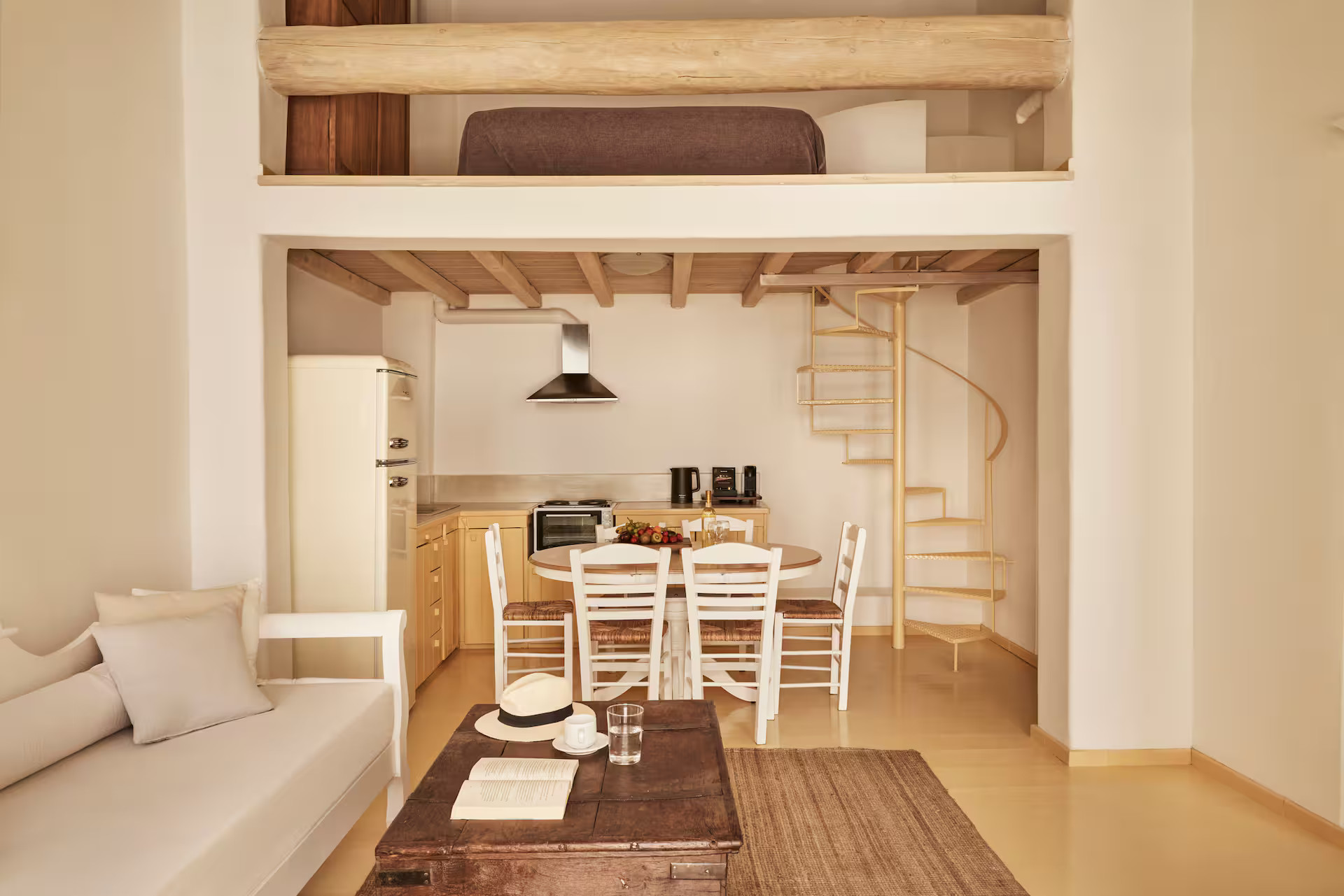 salon avec escalier et mezzanine décoration rustique maison de ville Mykonos salon avec escalier et mezzanine décoration rustique maison de ville Mykonos