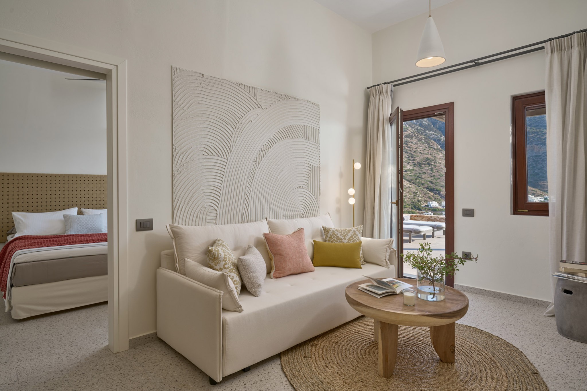 chambre et salon décoration contemporaine petite maison 43m2 avec piscine Grèce Cyclades