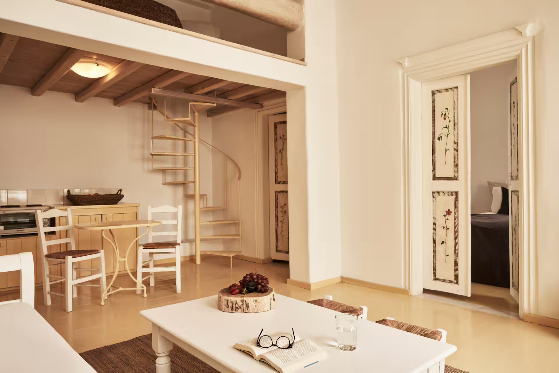 salon avec mezzanine et escalier décoration rustique maison de ville Mykonos salon avec mezzanine et escalier décoration rustique maison de ville Mykonos