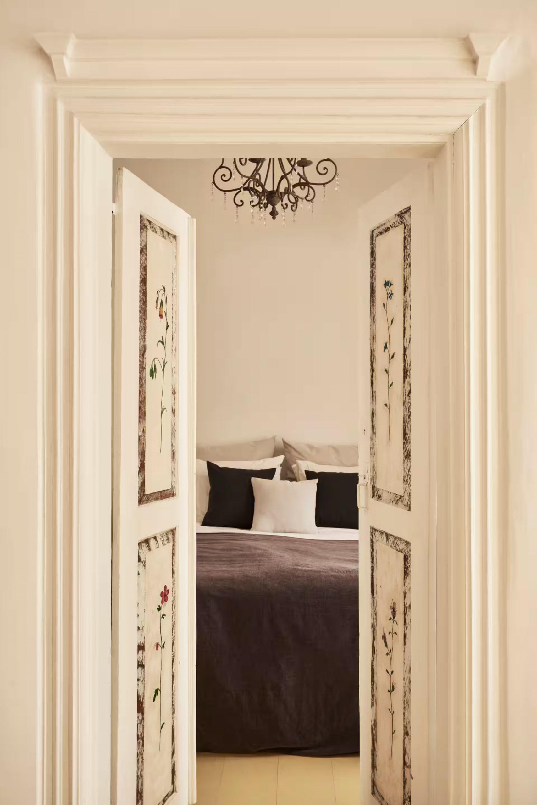 chambre avec portes peintes motif floral décoration rustique maison de ville Mykonos chambre avec portes peintes motif floral décoration rustique maison de ville Mykonos