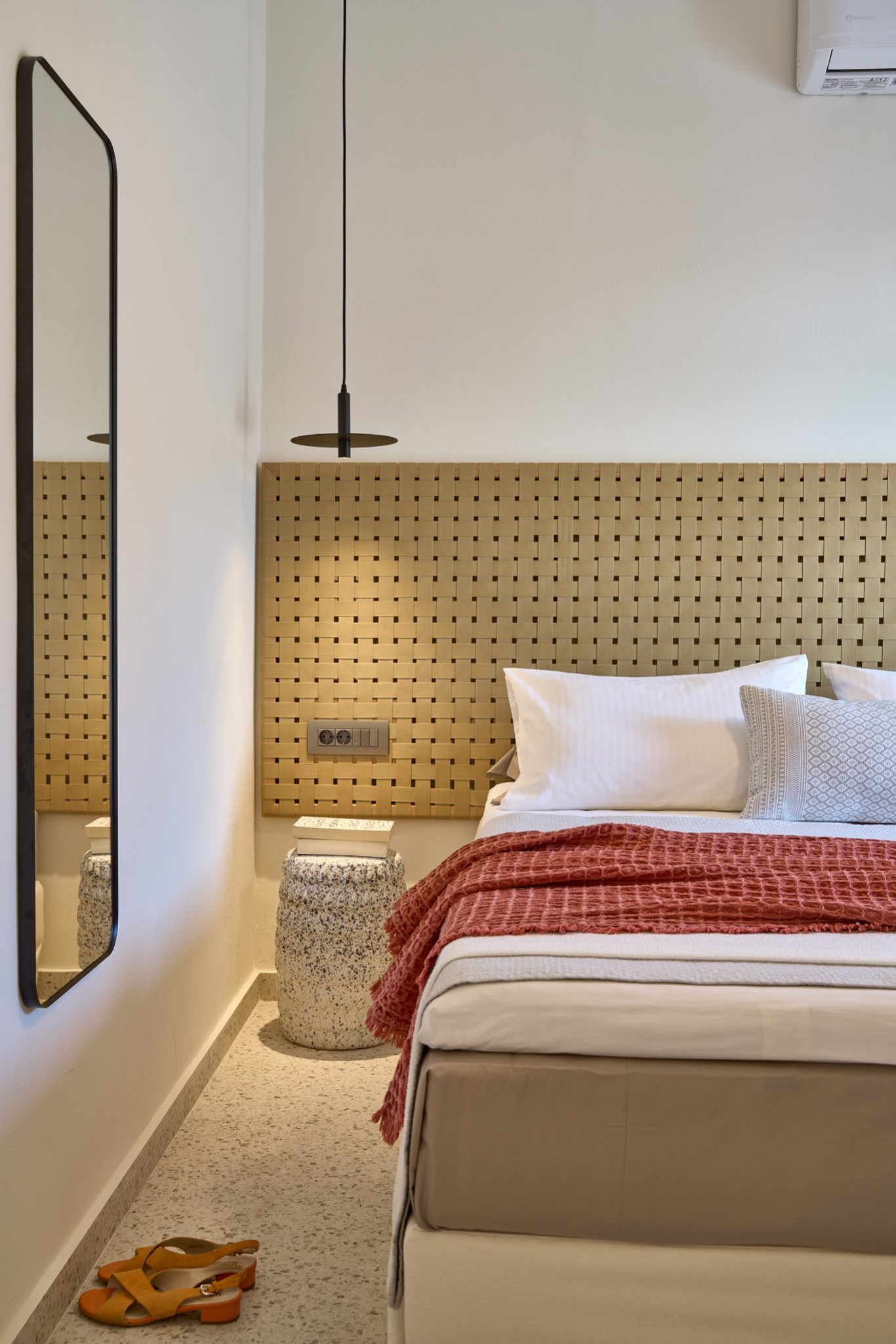 chambre décoration contemporaine petite maison 43m2 avec piscine Grèce Cyclades
