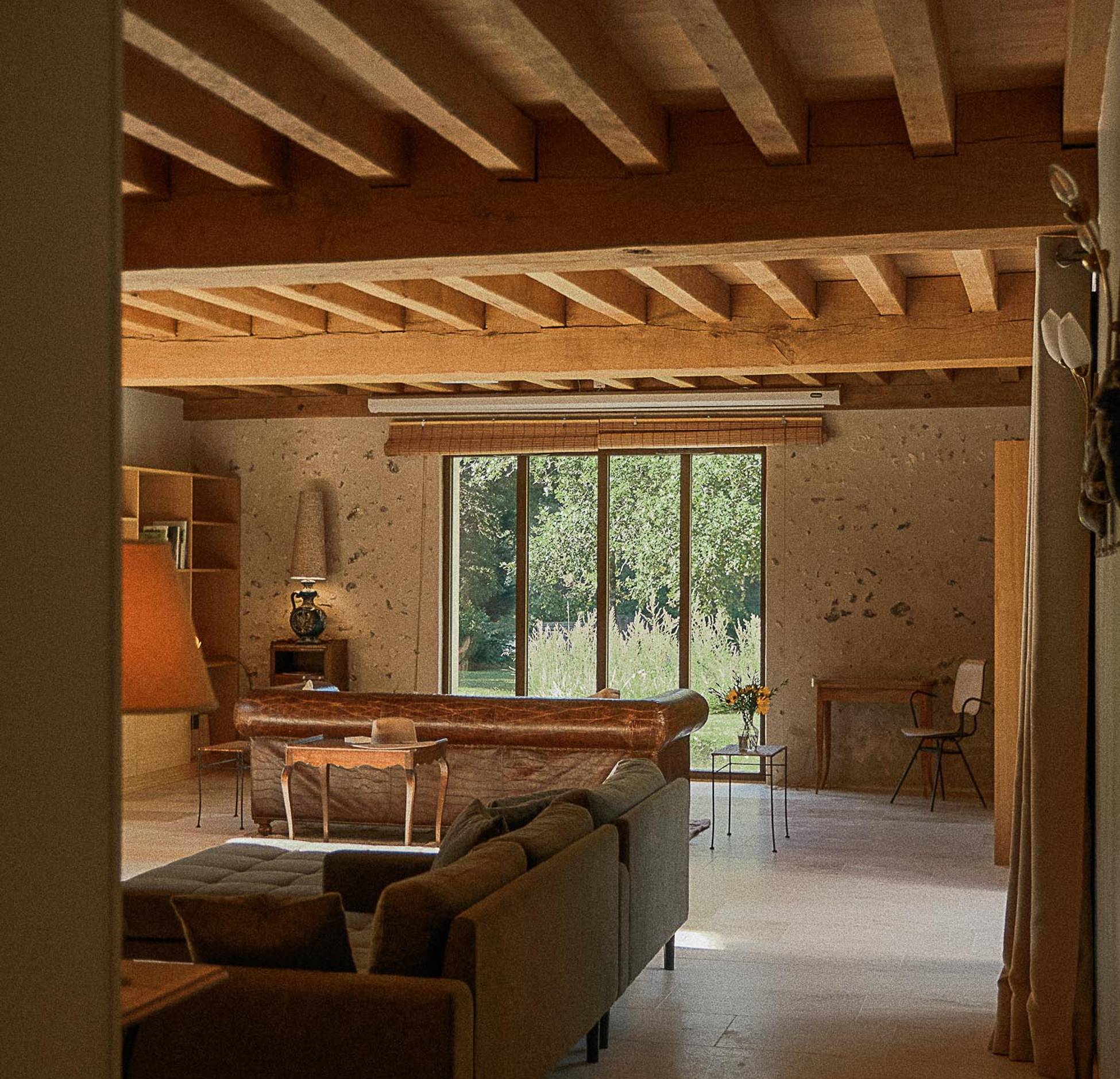 salon avec poutres maison rénovée Sologne Hameau de Sol salon avec poutres maison rénovée Sologne Hameau de Sol