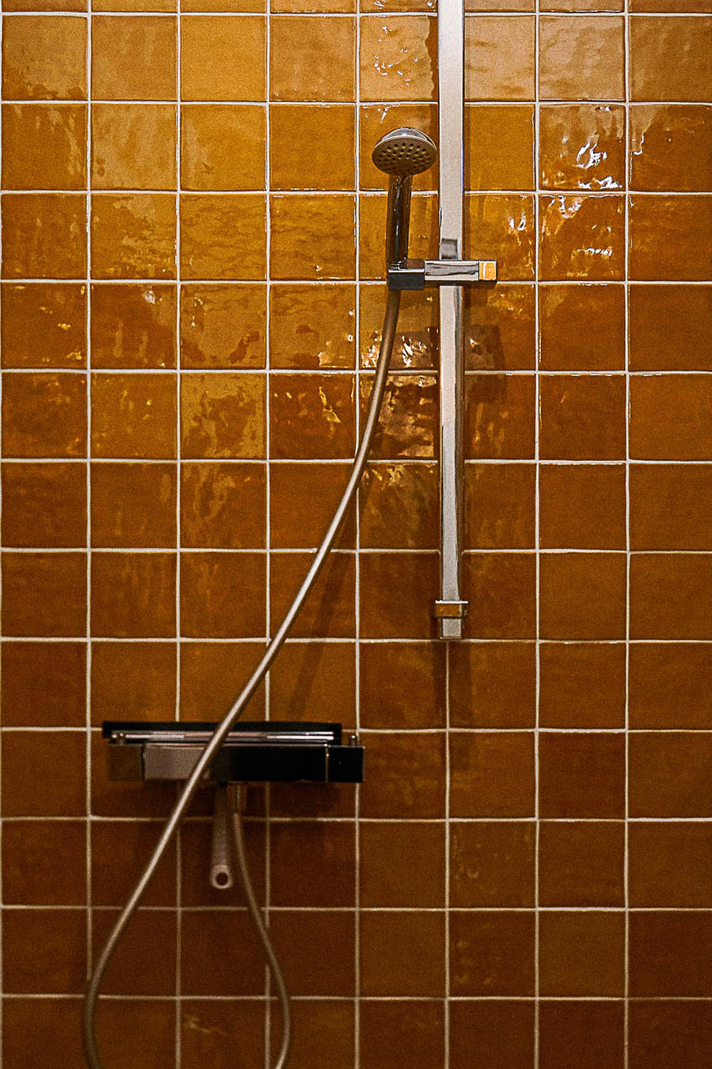 salle de bain carrelage caramel maison rénovée Sologne Hameau de Sol salle de bain carrelage caramel maison rénovée Sologne Hameau de Sol