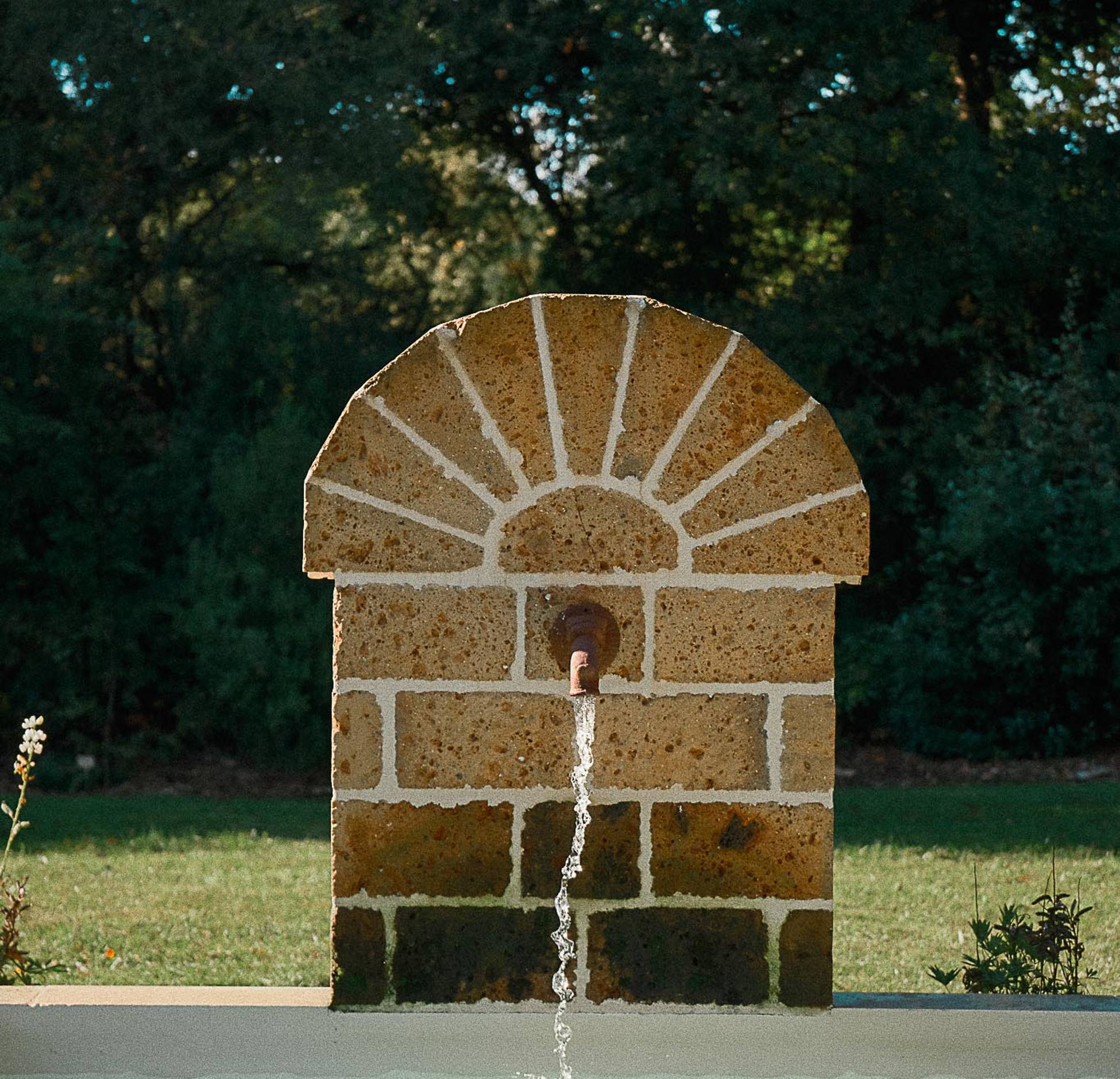 jardin avec fontaine ancienne en pierre maison rénovée Sologne Hameau de Sol jardin avec fontaine ancienne en pierre maison rénovée Sologne Hameau de Sol