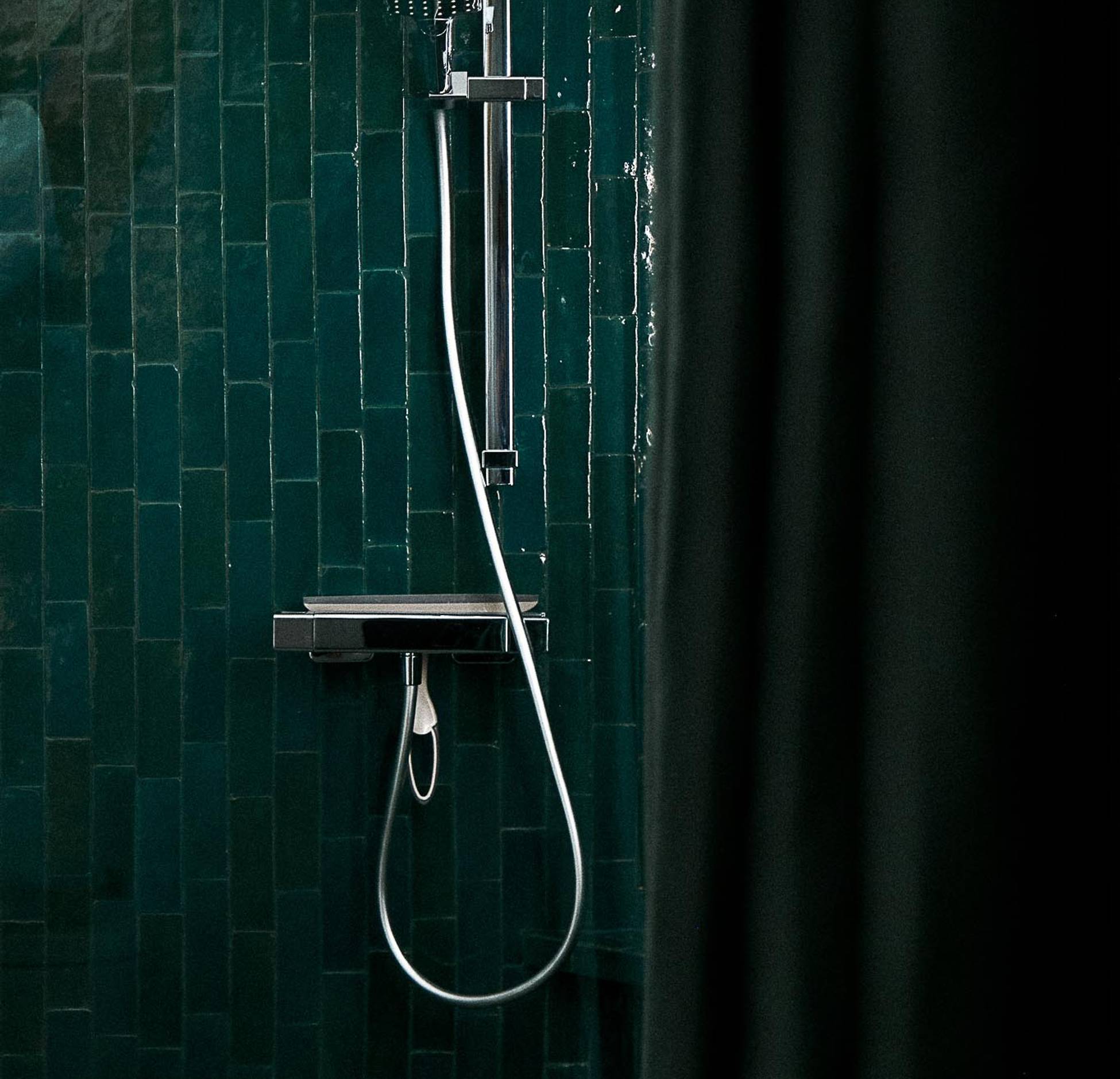 salle de bain zelliges vertes maison rénovée Sologne Hameau de Sol salle de bain zelliges vertes maison rénovée Sologne Hameau de Sol
