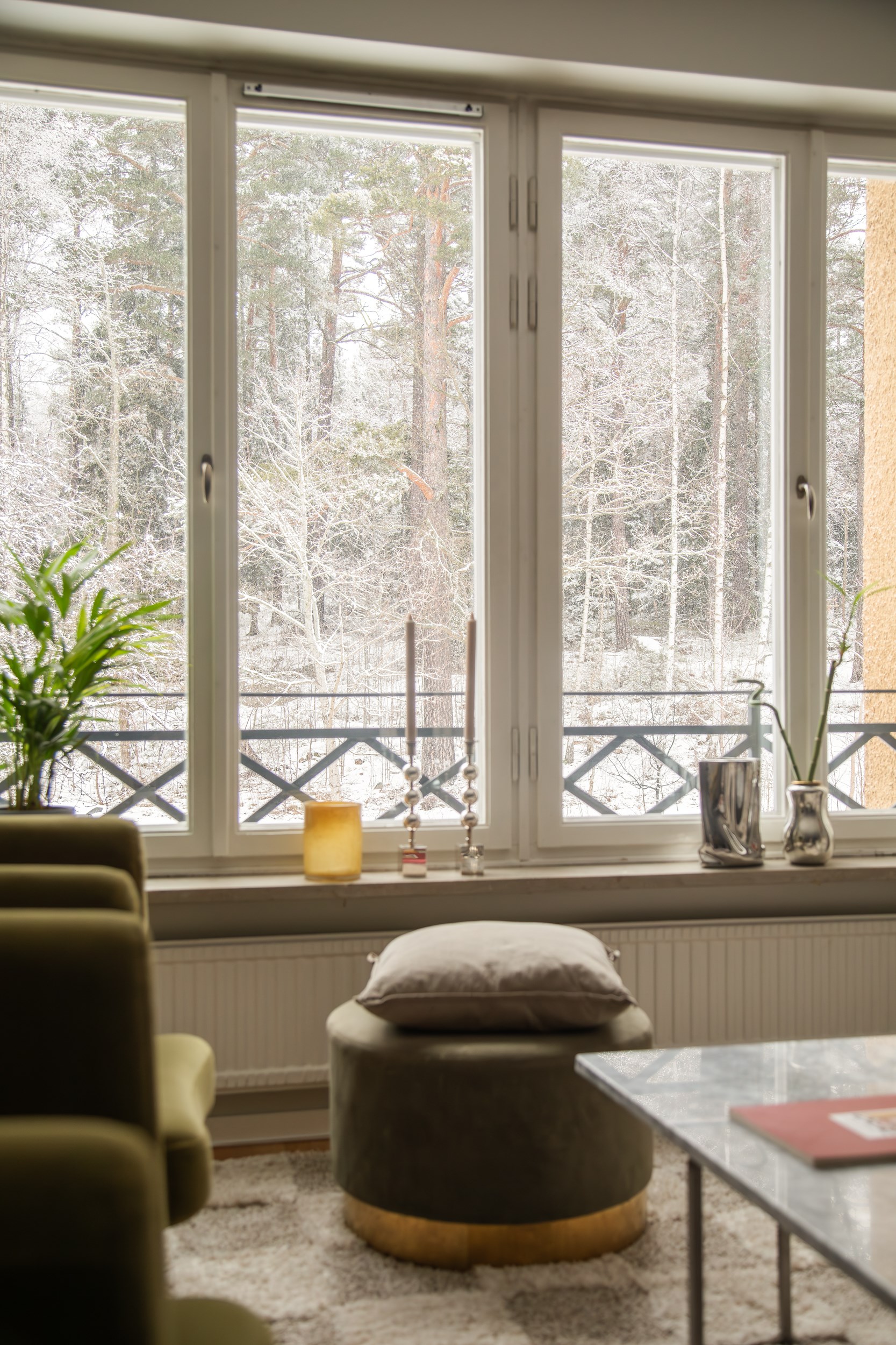 salon décoration scandinave avec vue sur la forêt enneigée