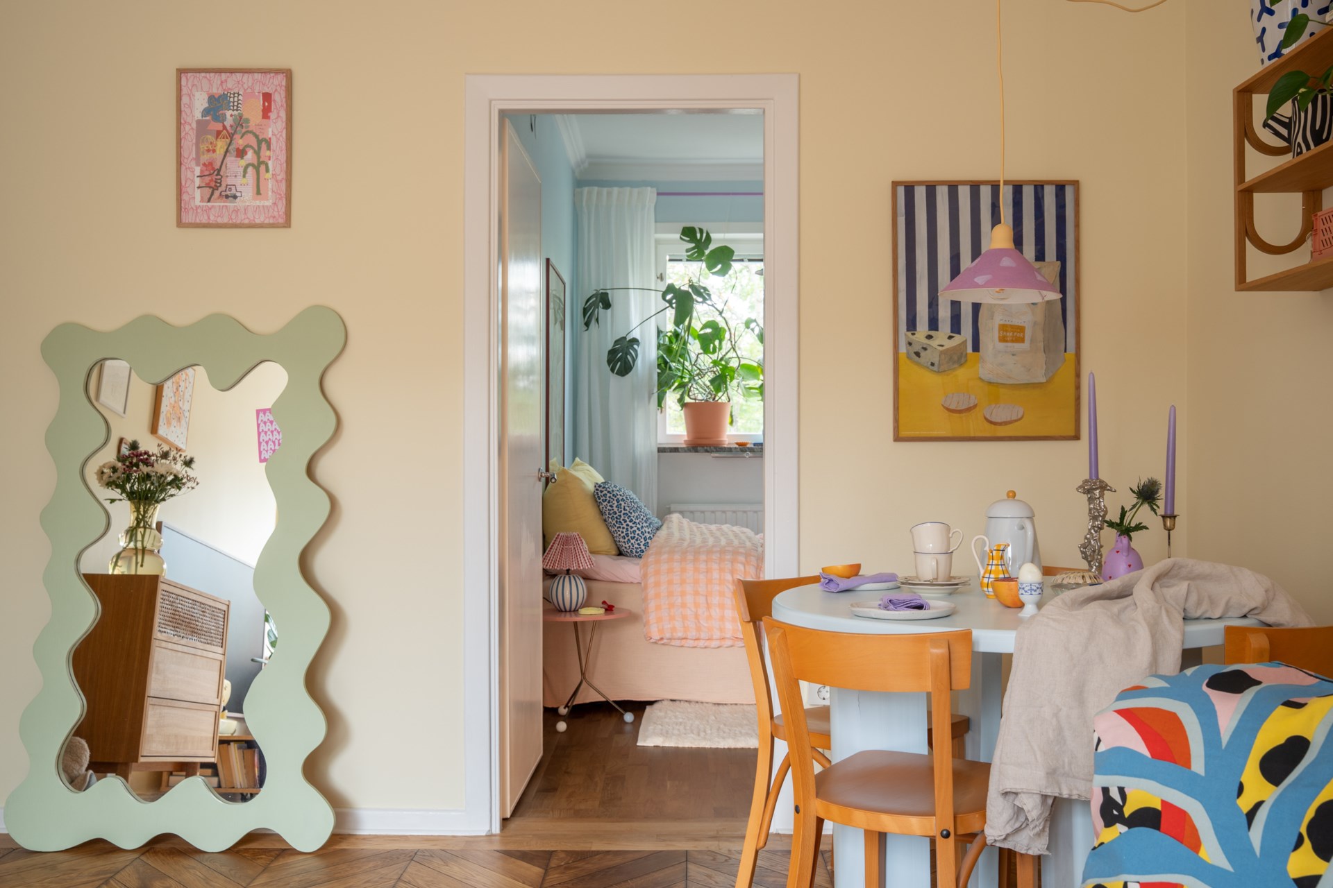 salon murs jaunes appartement 39m2 décoration colorée