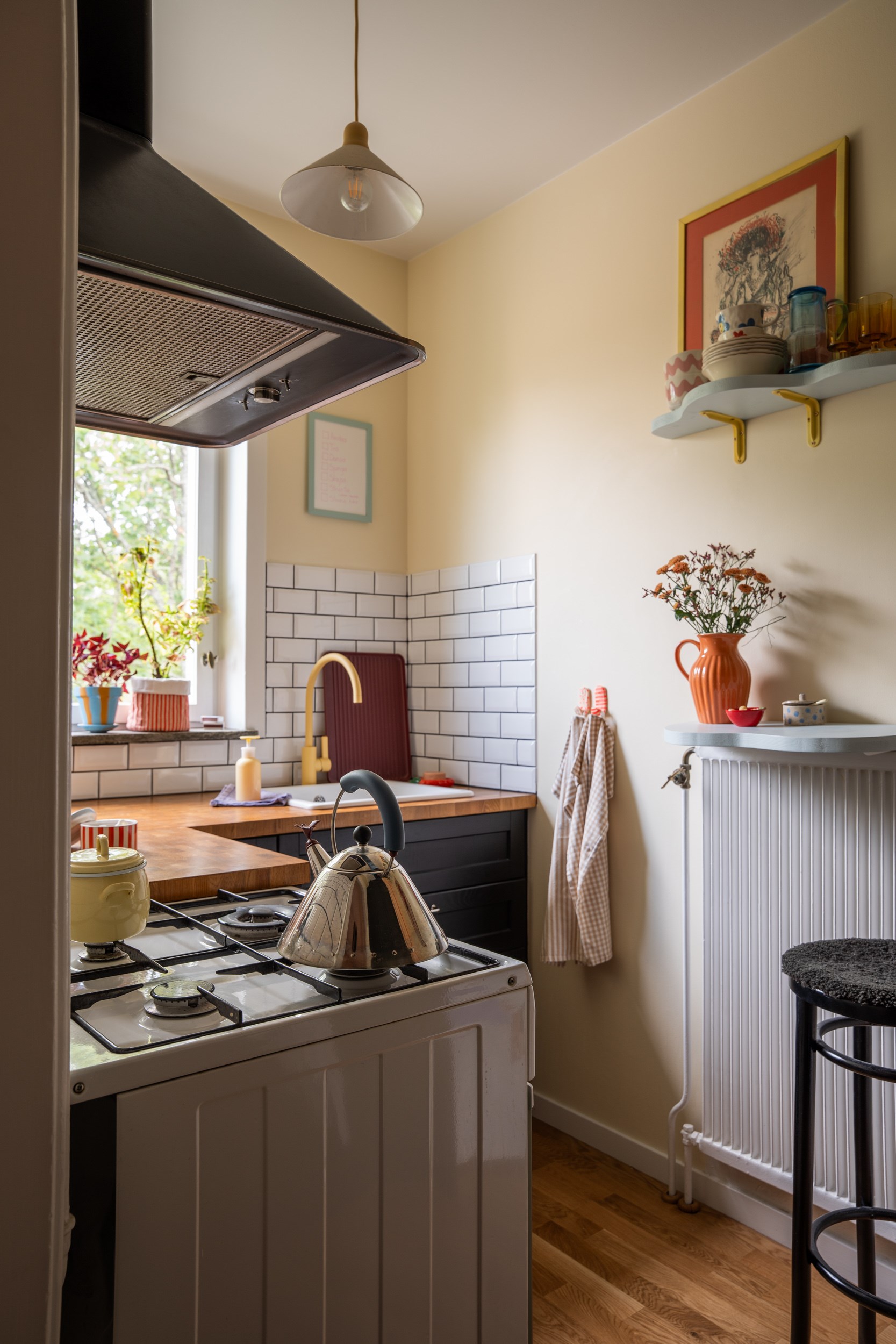 cuisine murs jaunes appartement 39m2 décoration colorée