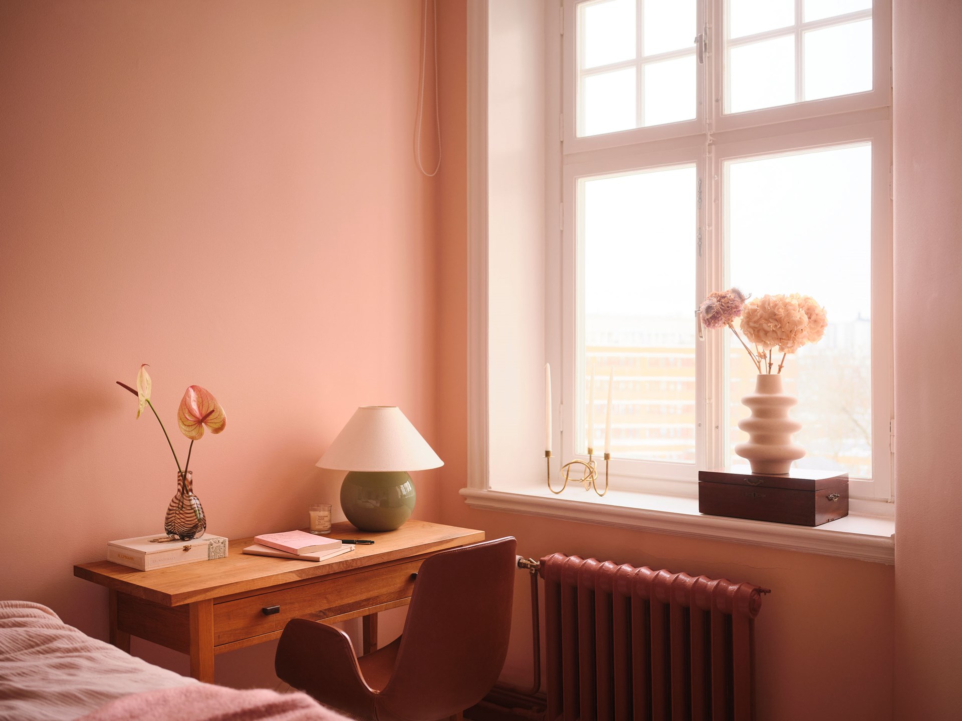 espace bureau vintage dans chambre rose décoration scandinave en tons doux espace bureau vintage dans chambre rose décoration scandinave en tons doux