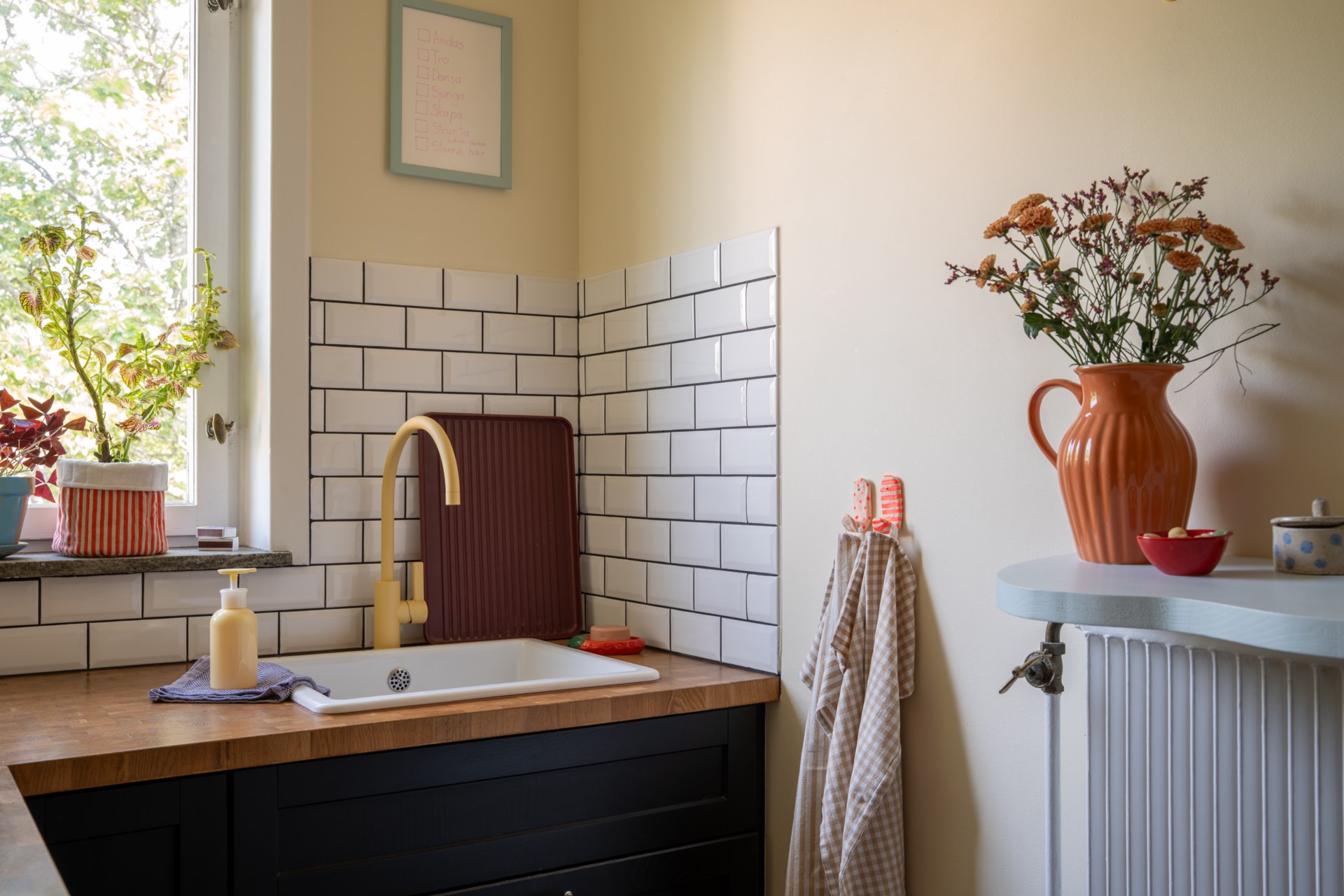 cuisine murs jaunes appartement 39m2 décoration colorée