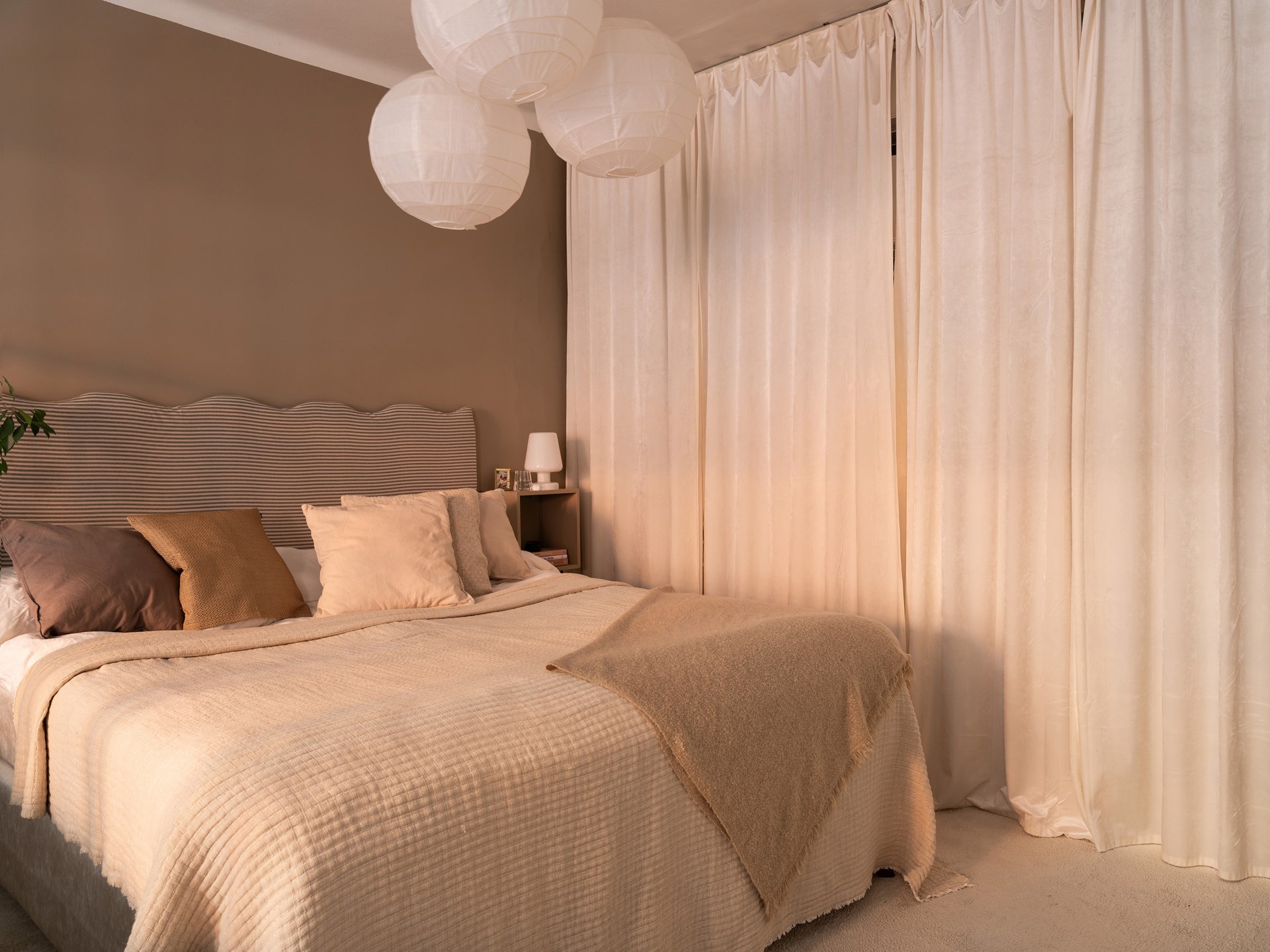 chambre avec dressing rideau décoration scandinave beige deux-pièces 51m2