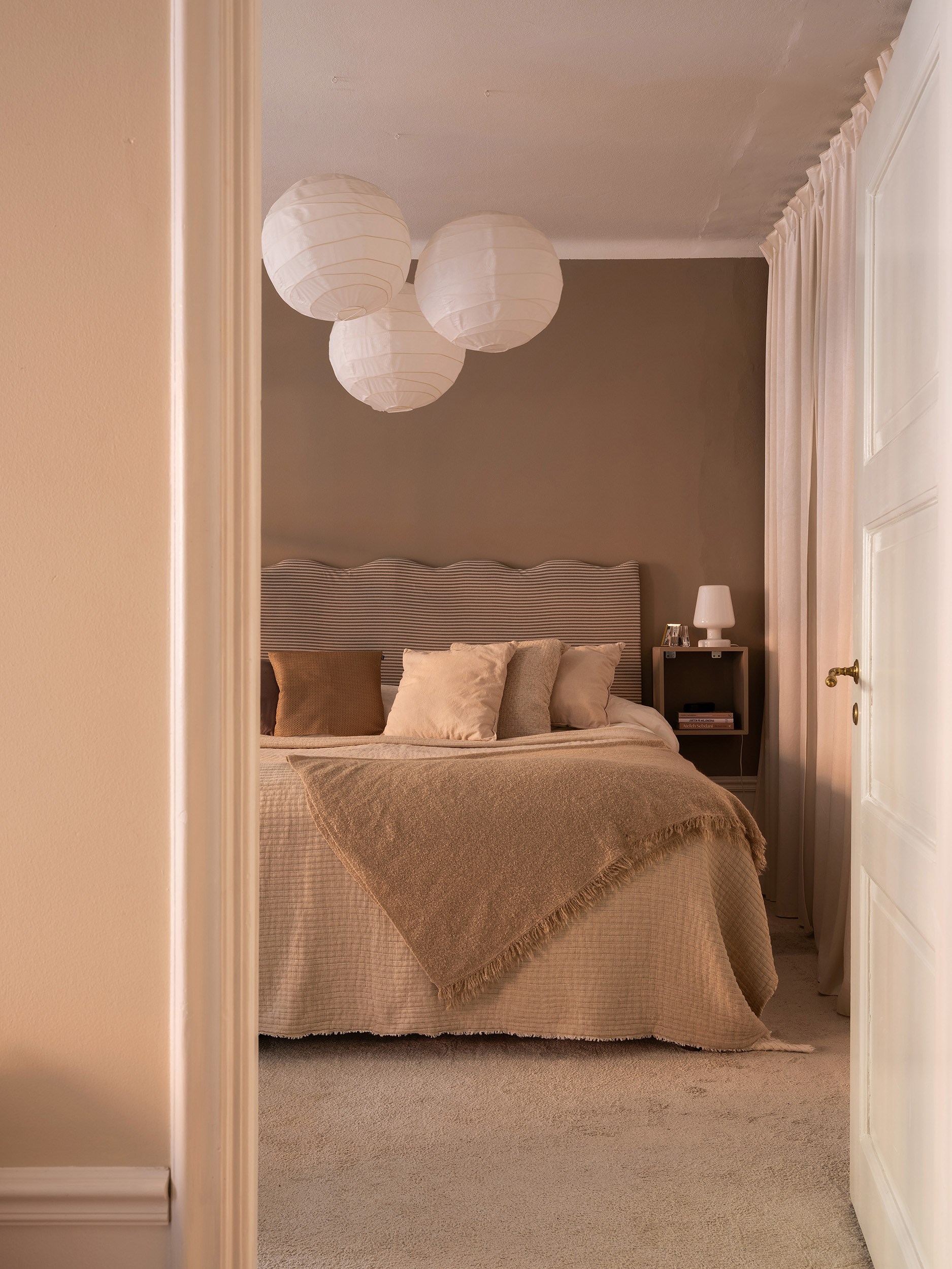 chambre avec dressing fermé par rideau décoration scandinave beige deux-pièces 51m2