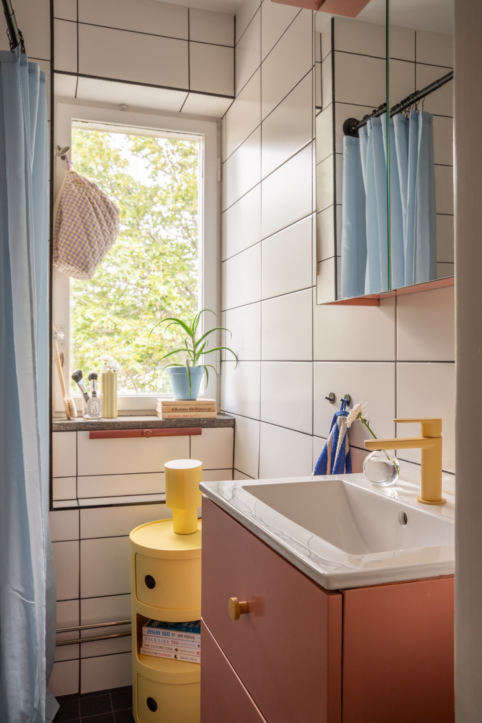 salle de bain meuble sous vasque terracotta appartement 39m2 décoration colorée