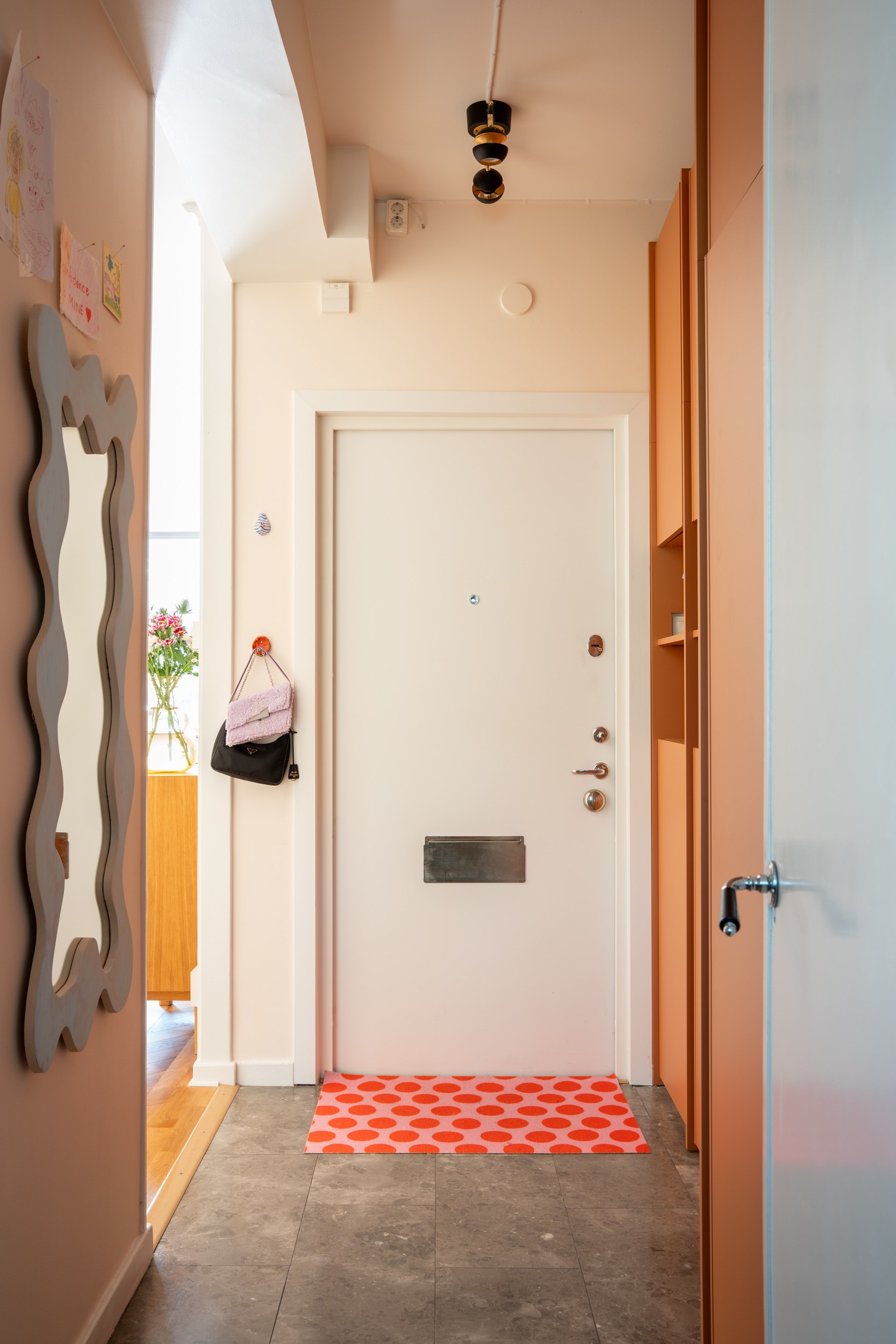 entrée murs terracotta appartement 39m2 décoration colorée