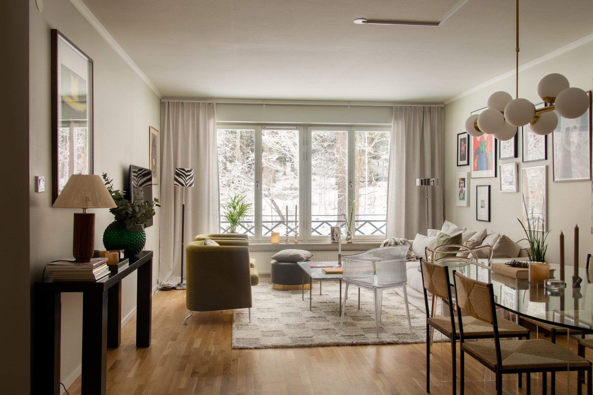 salon décoration scandinave avec vue sur la forêt enneigée