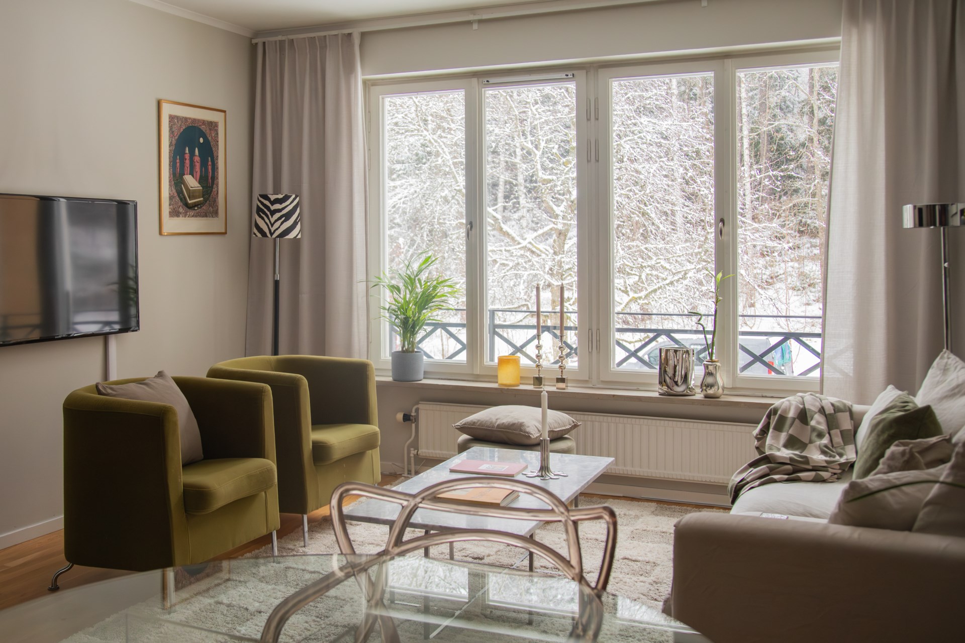 salon décoration scandinave avec vue sur la forêt enneigée