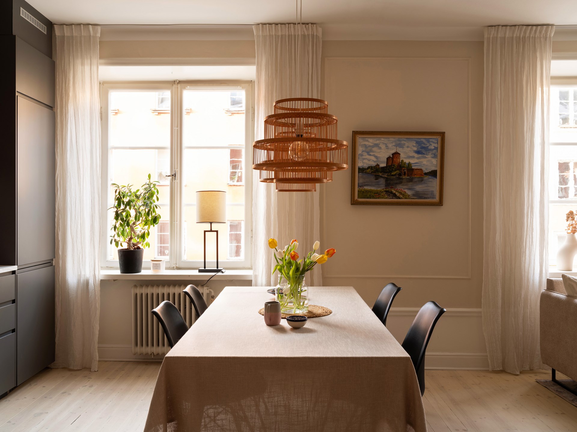 salle à manger et cuisine ouverte décoration scandinave beige deux-pièces 51m2