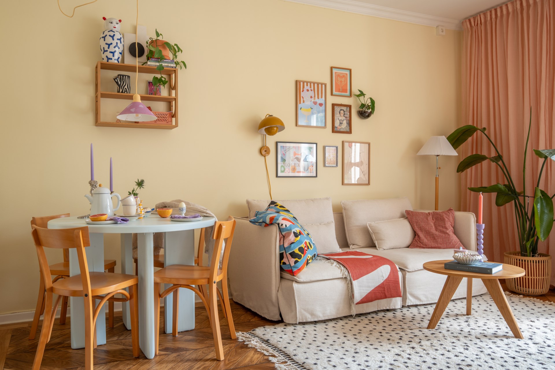 salon murs jaunes appartement 39m2 décoration colorée