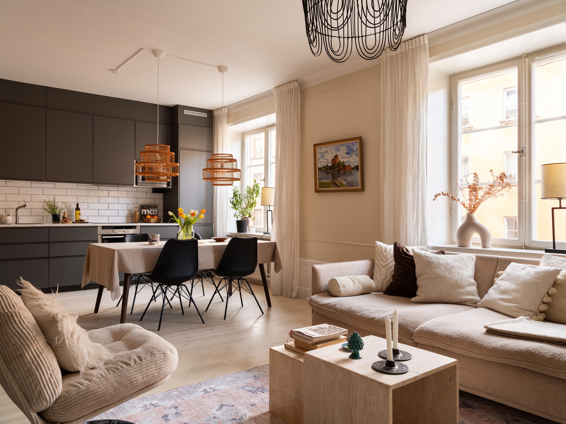 salon salle à manger et cuisine ouverte décoration scandinave beige deux-pièces 51m2