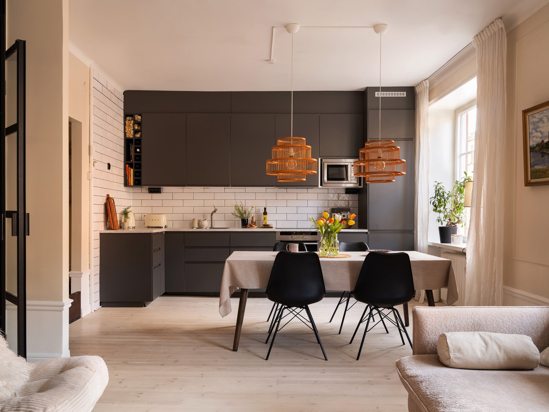 salon salle à manger et cuisine ouverte décoration scandinave beige deux-pièces 51m2