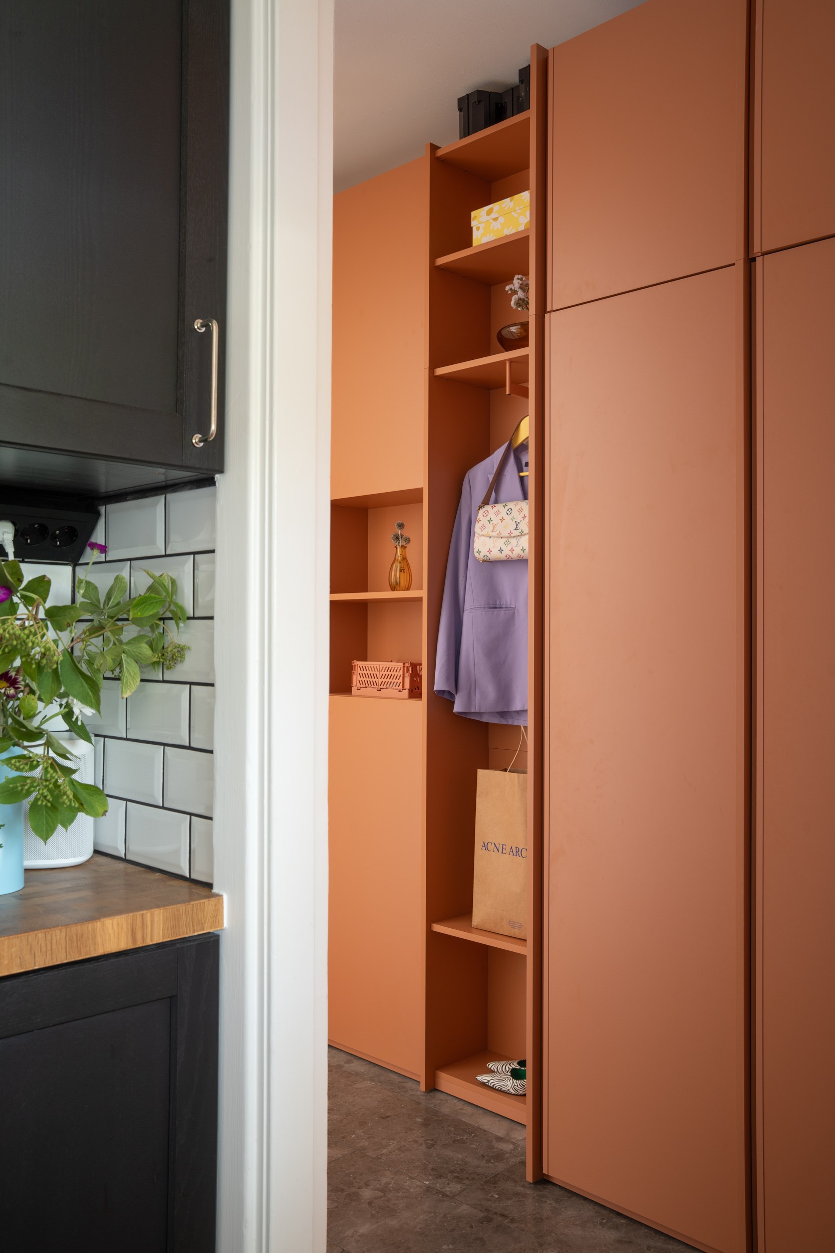 entrée avec meuble sur mesure terracotta appartement 39m2 décoration colorée
