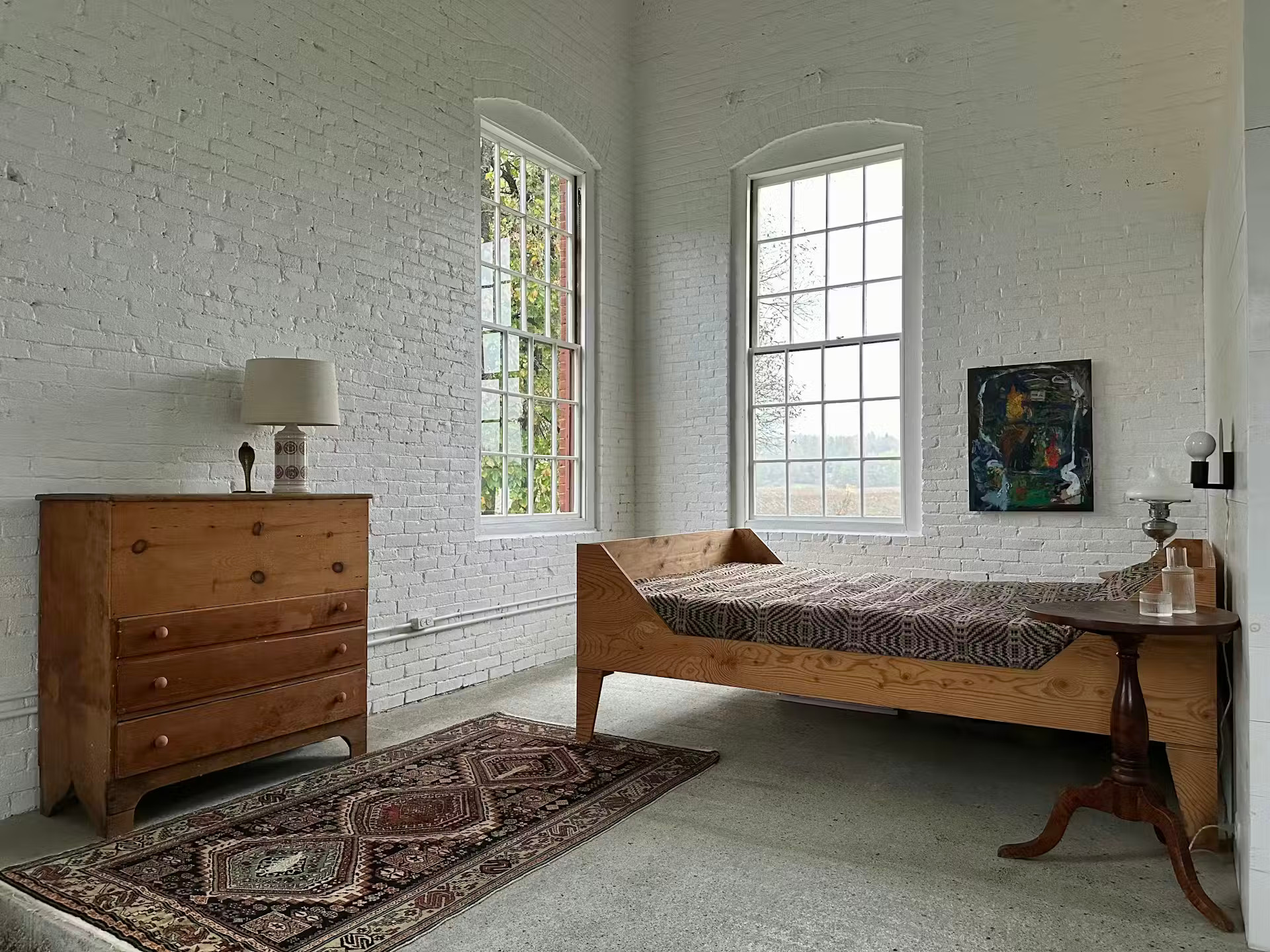 chambre avec murs briques blanches maison ancienne réhabilitée décoration minimaliste