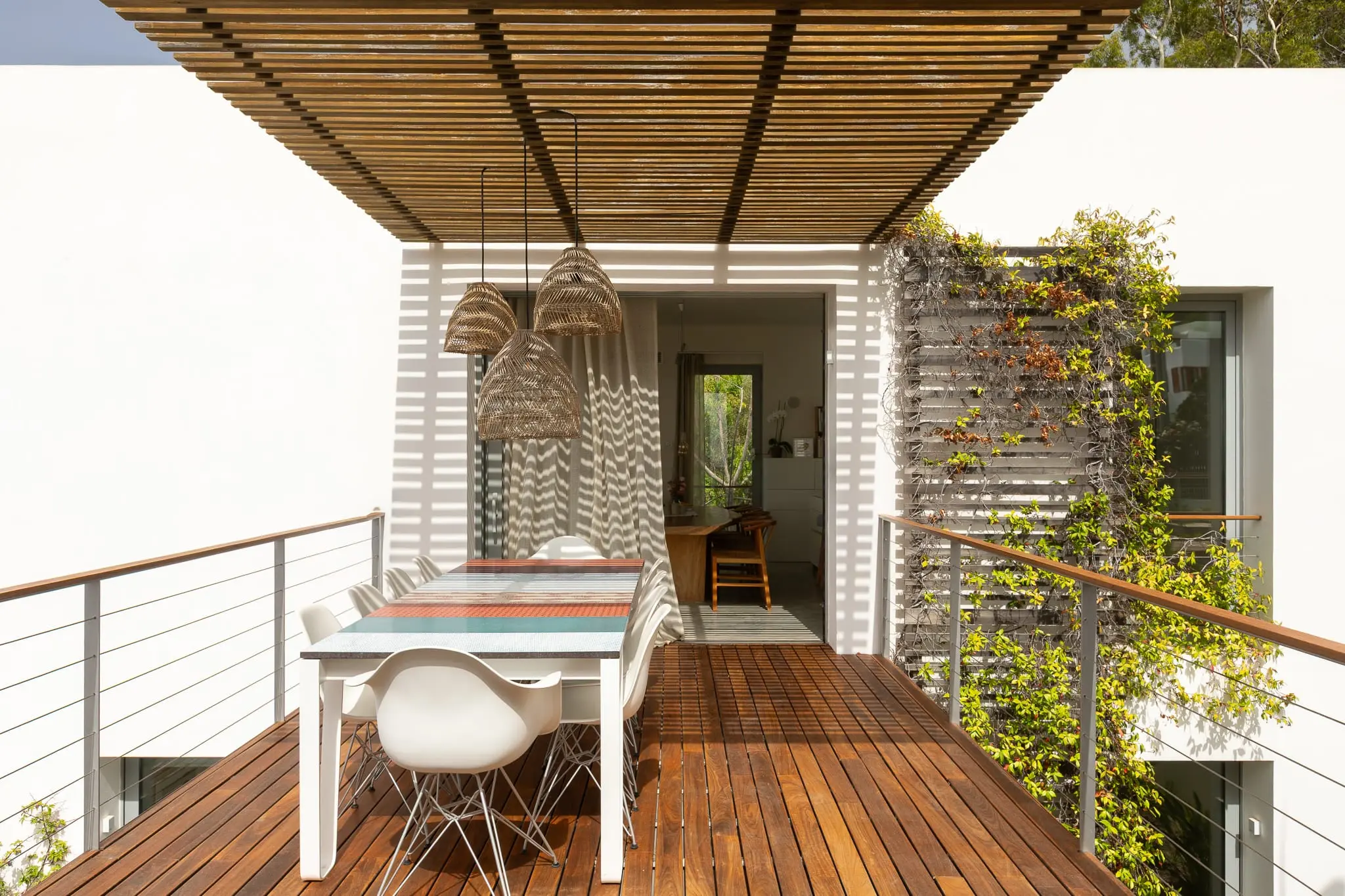 terrasse avec pergola bois maison face à la mer à Ibiza terrasse avec pergola bois maison face à la mer à Ibiza