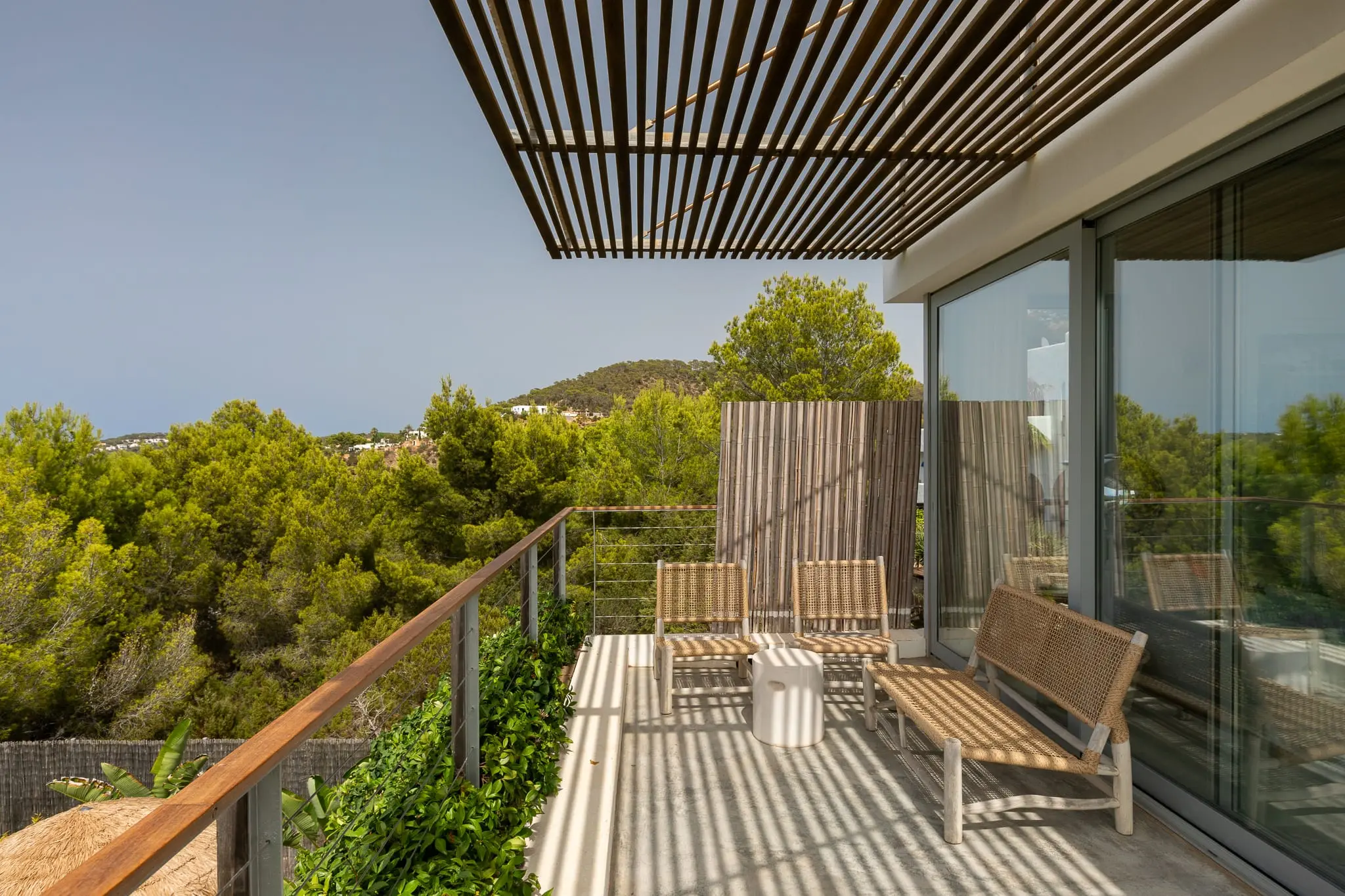 terrasse avec pergola bois maison face à la mer à Ibiza terrasse avec pergola bois maison face à la mer à Ibiza