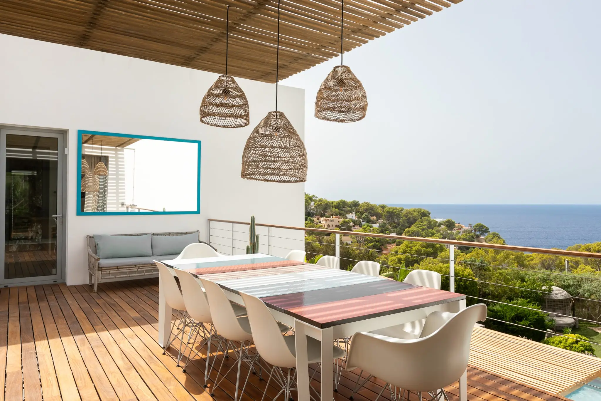 terrasse avec pergola bois maison face à la mer à Ibiza terrasse avec pergola bois maison face à la mer à Ibiza