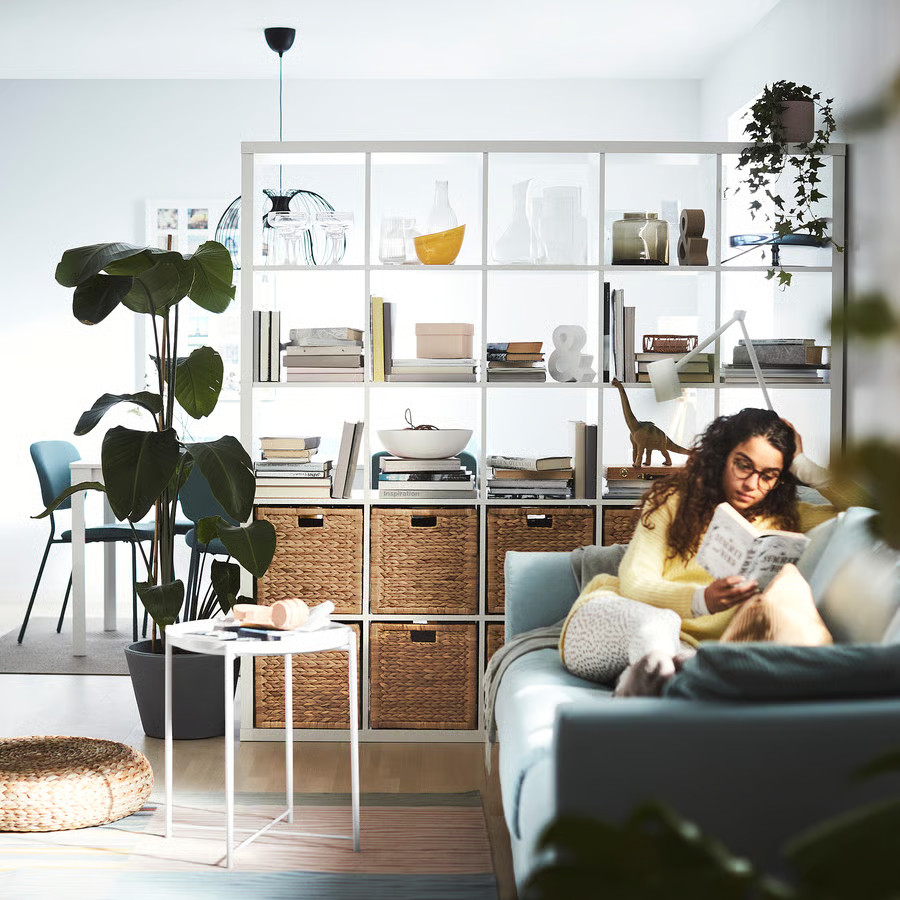 meuble Kallax IKEA en séparation pièce dans studio Les 5 meubles Ikea les plus vendus en France meuble Kallax IKEA en séparation pièce dans studio Les 5 meubles Ikea les plus vendus en France