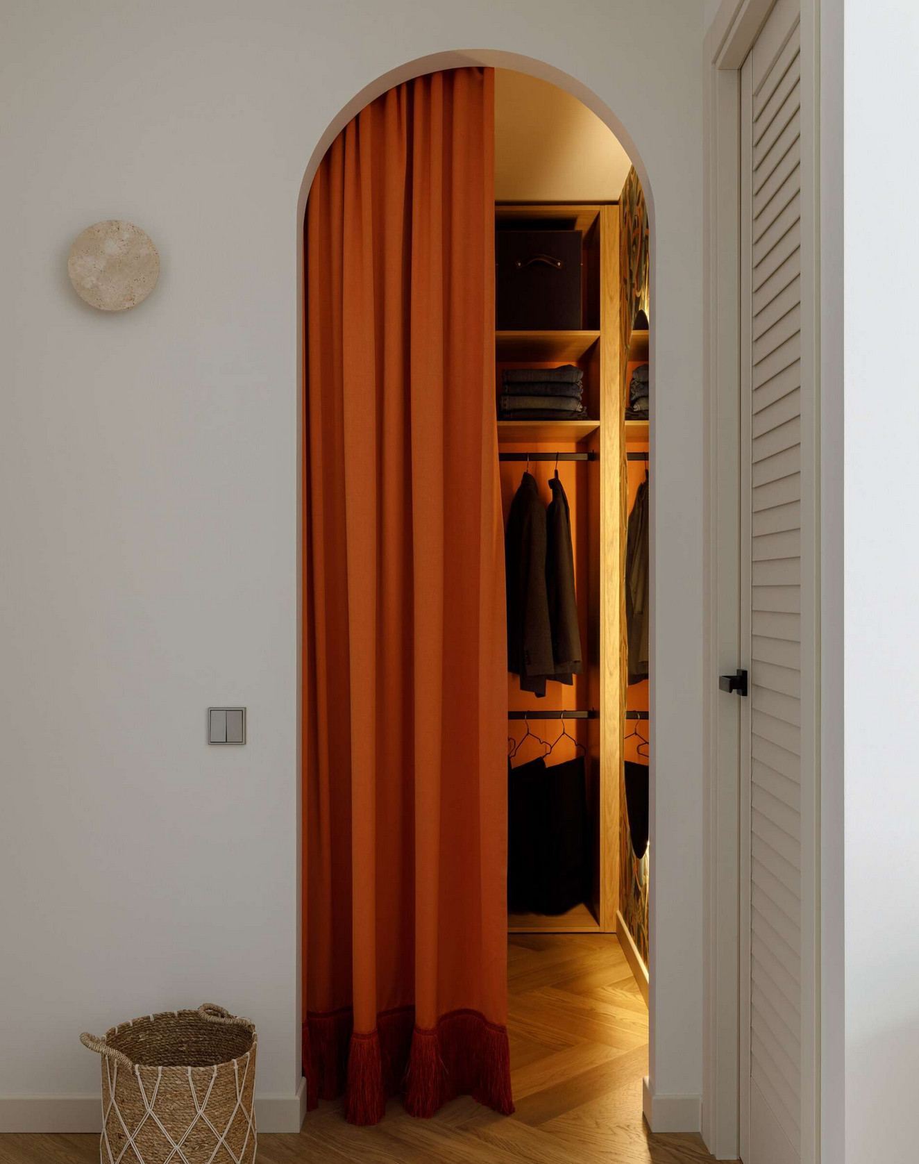 dressing ouverture cintrée fermée par rideau orange deux-pièces de 37m2 décoration contemporaine dressing ouverture cintrée fermée par rideau orange deux-pièces de 37m2 décoration contemporaine
