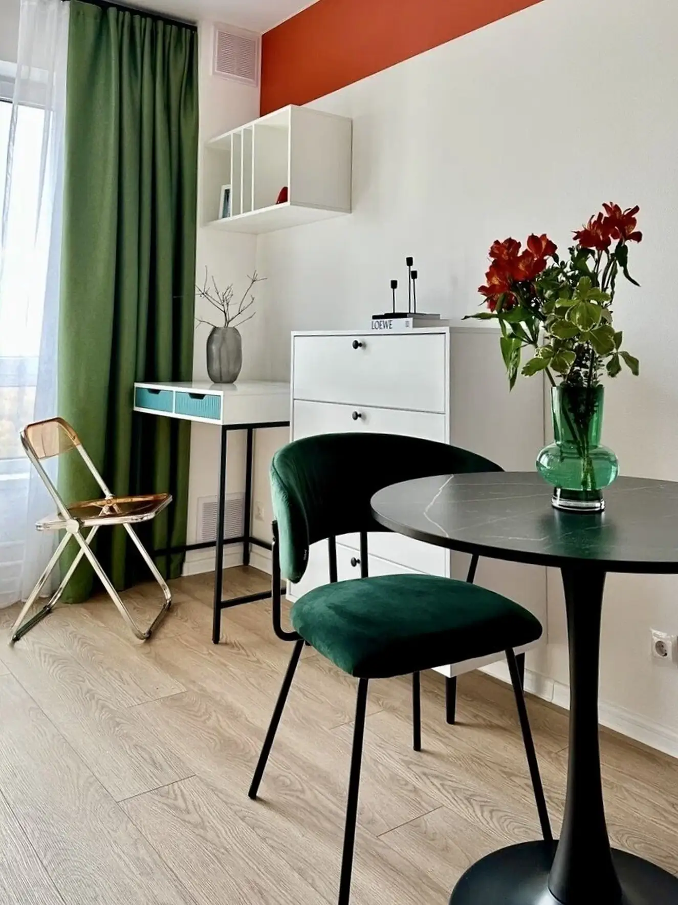 espace bureau et salle à manger avec table noir ronde pied tulipe studio 19m2 décoration contemporaine colorée espace bureau et salle à manger avec table noir ronde pied tulipe studio 19m2 décoration contemporaine colorée