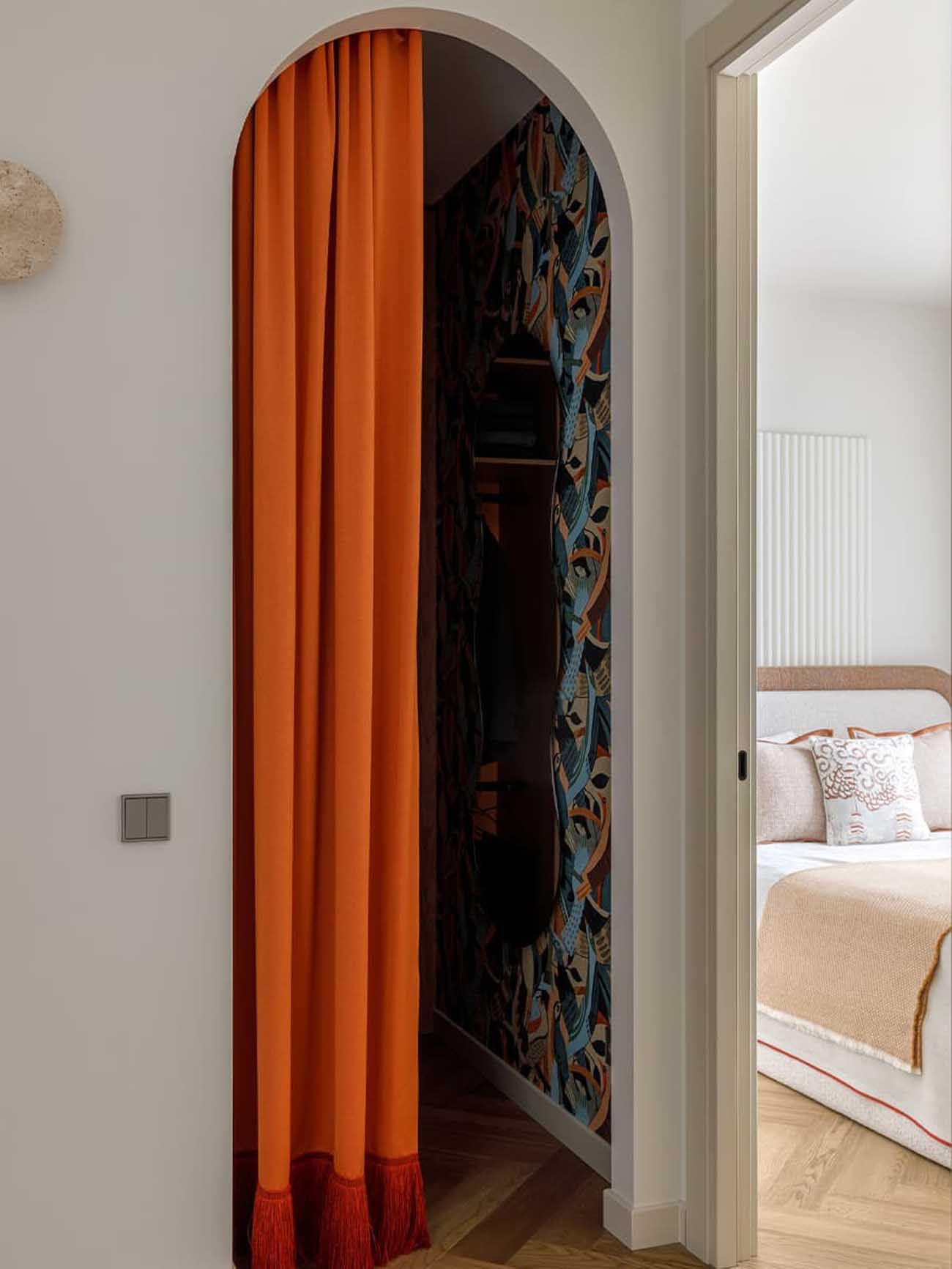 dressing ouverture cintrée fermée par rideau orange décoration contemporaine deux-pièces de 37m2 dressing ouverture cintrée fermée par rideau orange décoration contemporaine deux-pièces de 37m2