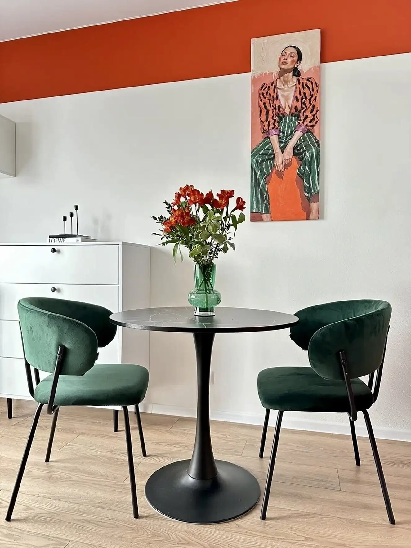 espace repas avec table ronde noire pied tulipe studio 19m2 décoration contemporaine colorée espace repas avec table ronde noire pied tulipe studio 19m2 décoration contemporaine colorée
