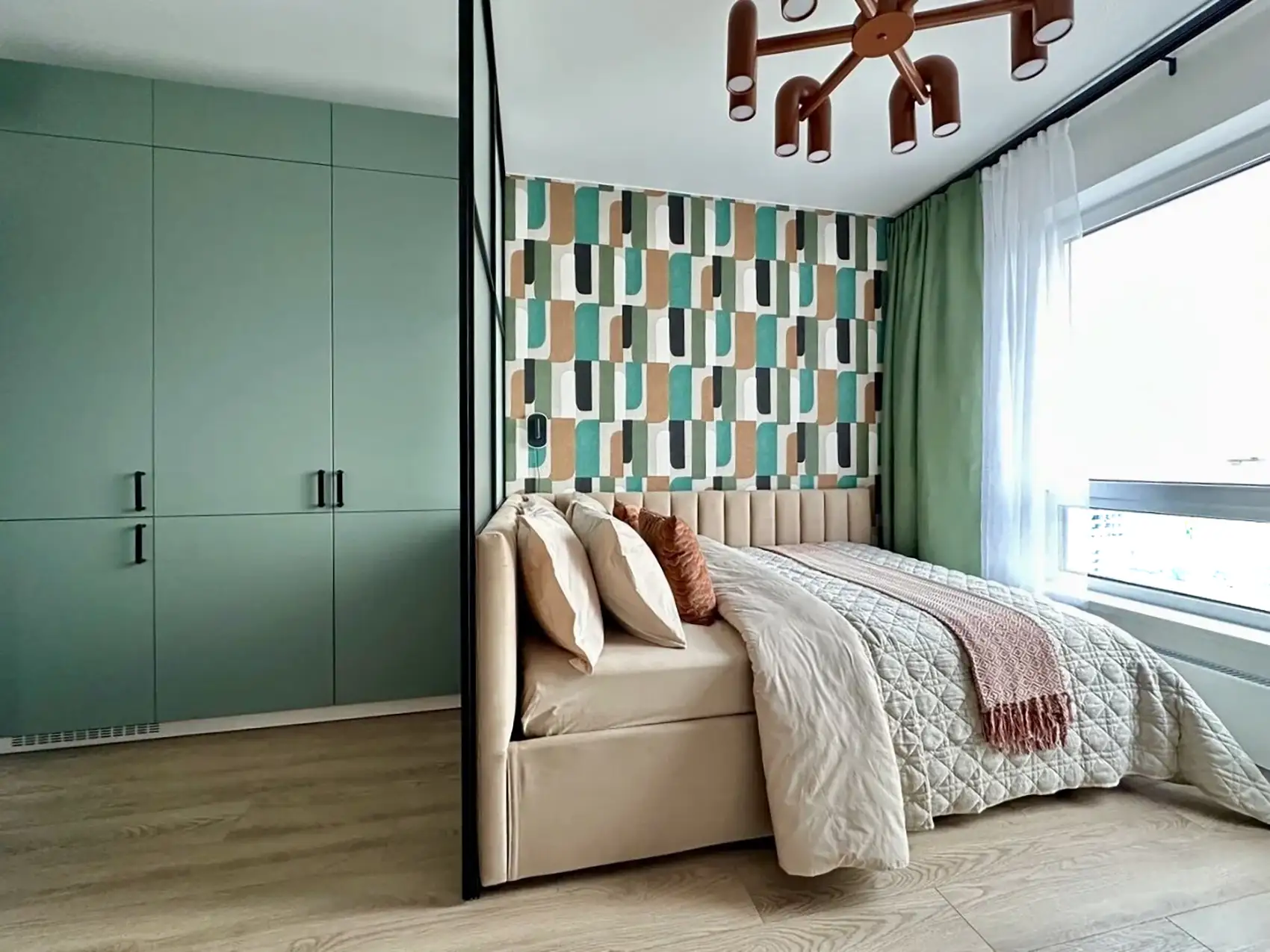 espace chambre avec papier-peint et verrière studio 19m2 décoration contemporaine colorée espace chambre avec papier-peint et verrière studio 19m2 décoration contemporaine colorée