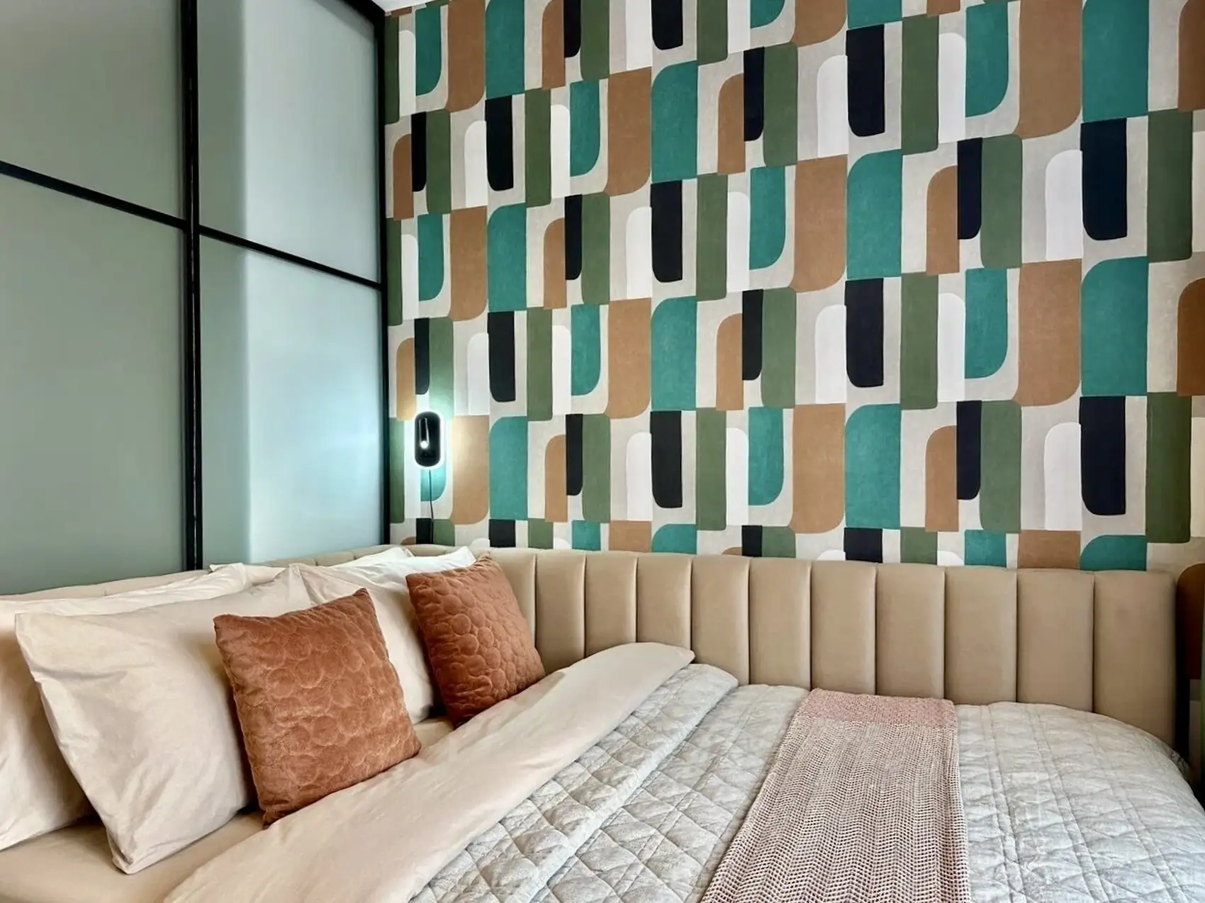espace chambre avec papier-peint et verrière studio 19m2 décoration contemporaine colorée espace chambre avec papier-peint et verrière studio 19m2 décoration contemporaine colorée