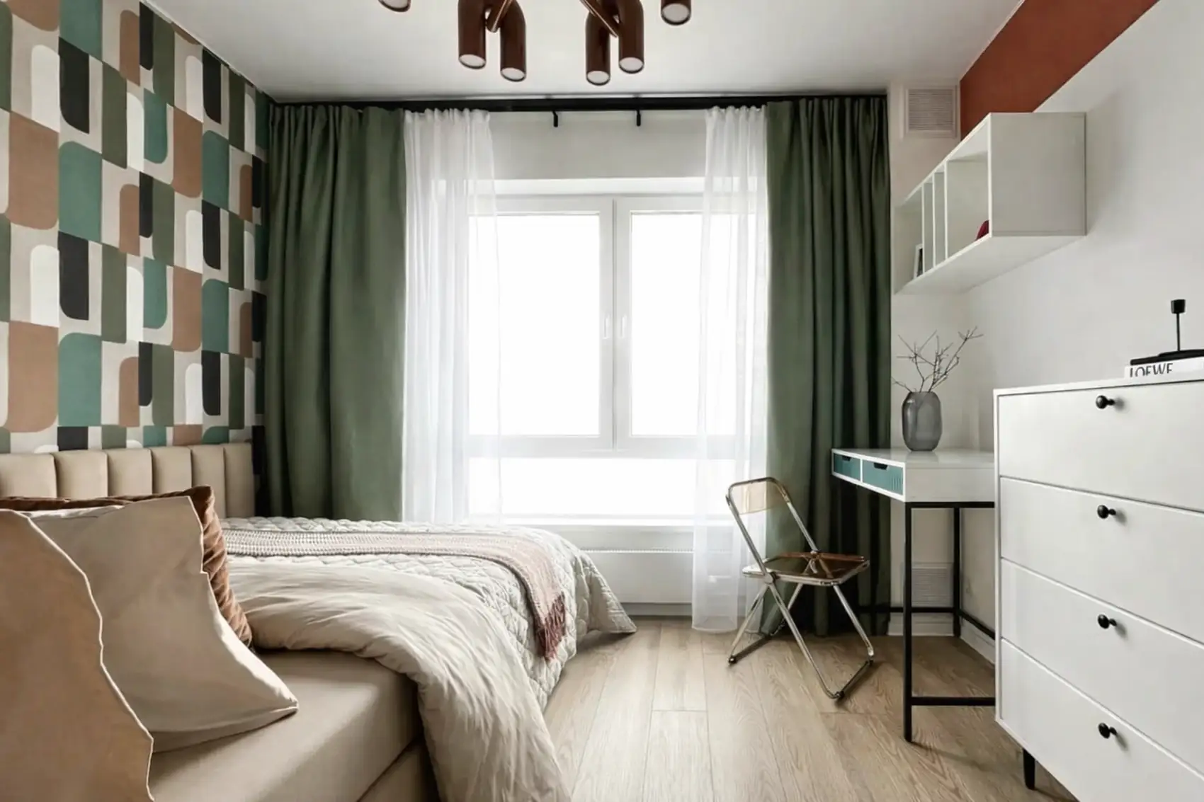 bureau et espace chambre avec papier-peint et verrière studio 19m2 décoration contemporaine colorée bureau et espace chambre avec papier-peint et verrière studio 19m2 décoration contemporaine colorée