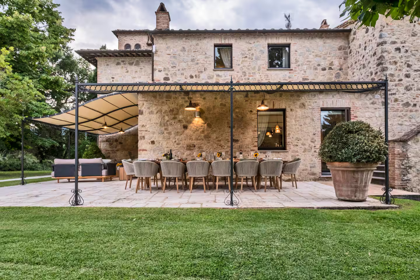 terrasse avec pergola maison en pierres Toscane Italie terrasse avec pergola maison en pierres Toscane Italie