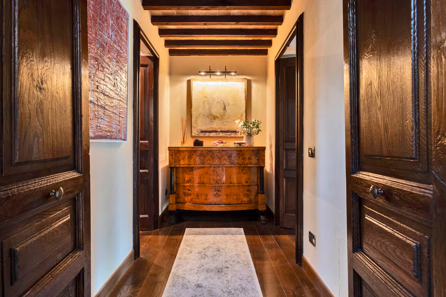 couloir avec poutres et portes bois massif maison en pierres Toscane Italie couloir avec poutres et portes bois massif maison en pierres Toscane Italie