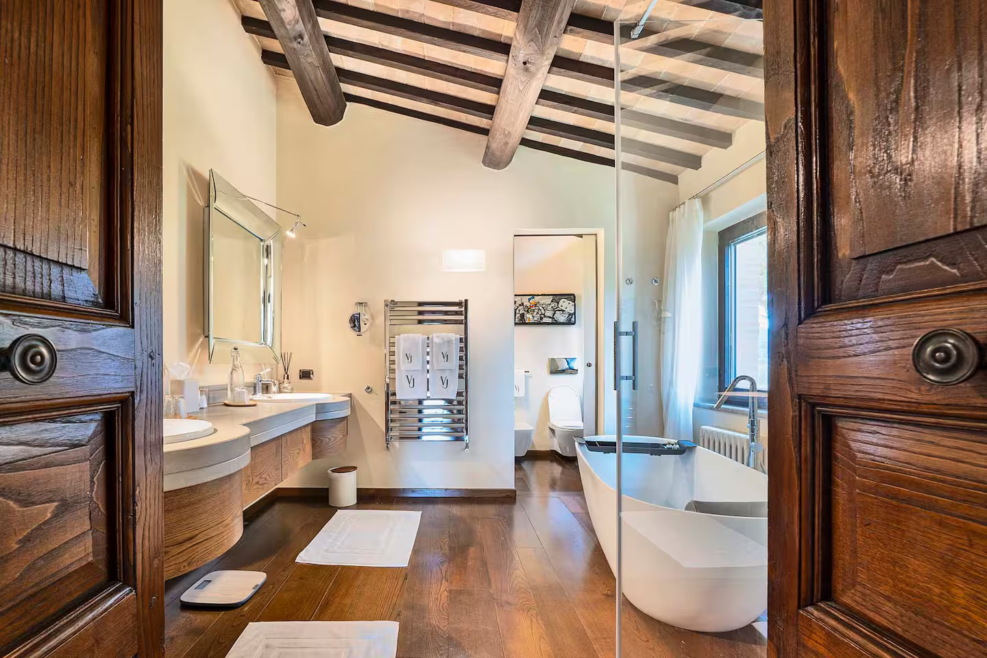 salle de bain design avec poutres maison en pierres Toscane Italie salle de bain design avec poutres maison en pierres Toscane Italie