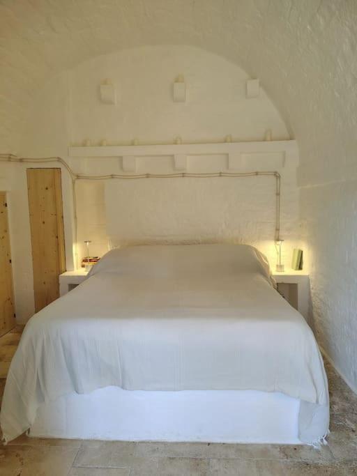 chambre minimaliste plafond voûté maison Pouilles Casa Lama Monopoli chambre minimaliste plafond voûté maison Pouilles Casa Lama Monopoli