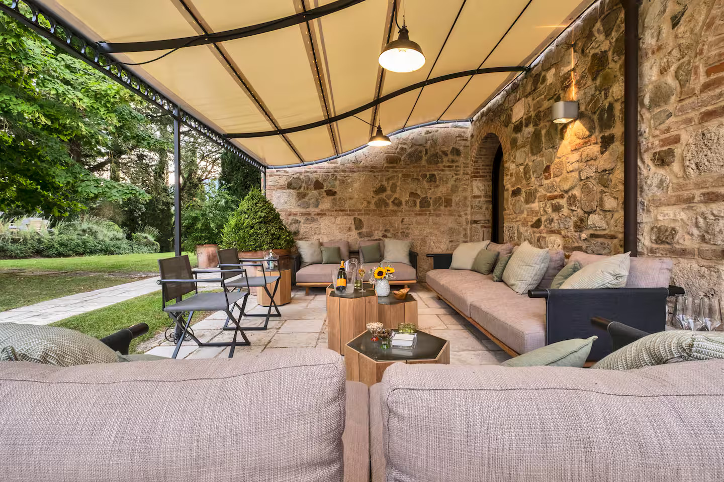terrasse avec pergola maison en pierres Toscane Italie terrasse avec pergola maison en pierres Toscane Italie