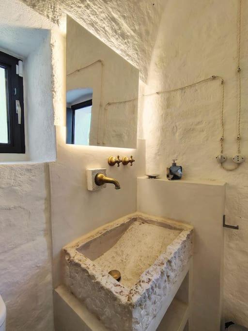 salle de bain rustique chic avec vasque pierre maison Pouilles Casa Lama Monopoli salle de bain rustique chic avec vasque pierre maison Pouilles Casa Lama Monopoli