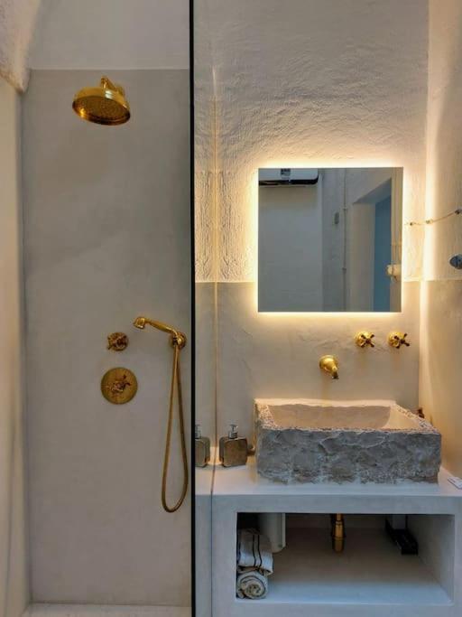 salle de bain rustique chic avec vasque pierre maison Pouilles Casa Lama Monopoli salle de bain rustique chic avec vasque pierre maison Pouilles Casa Lama Monopoli