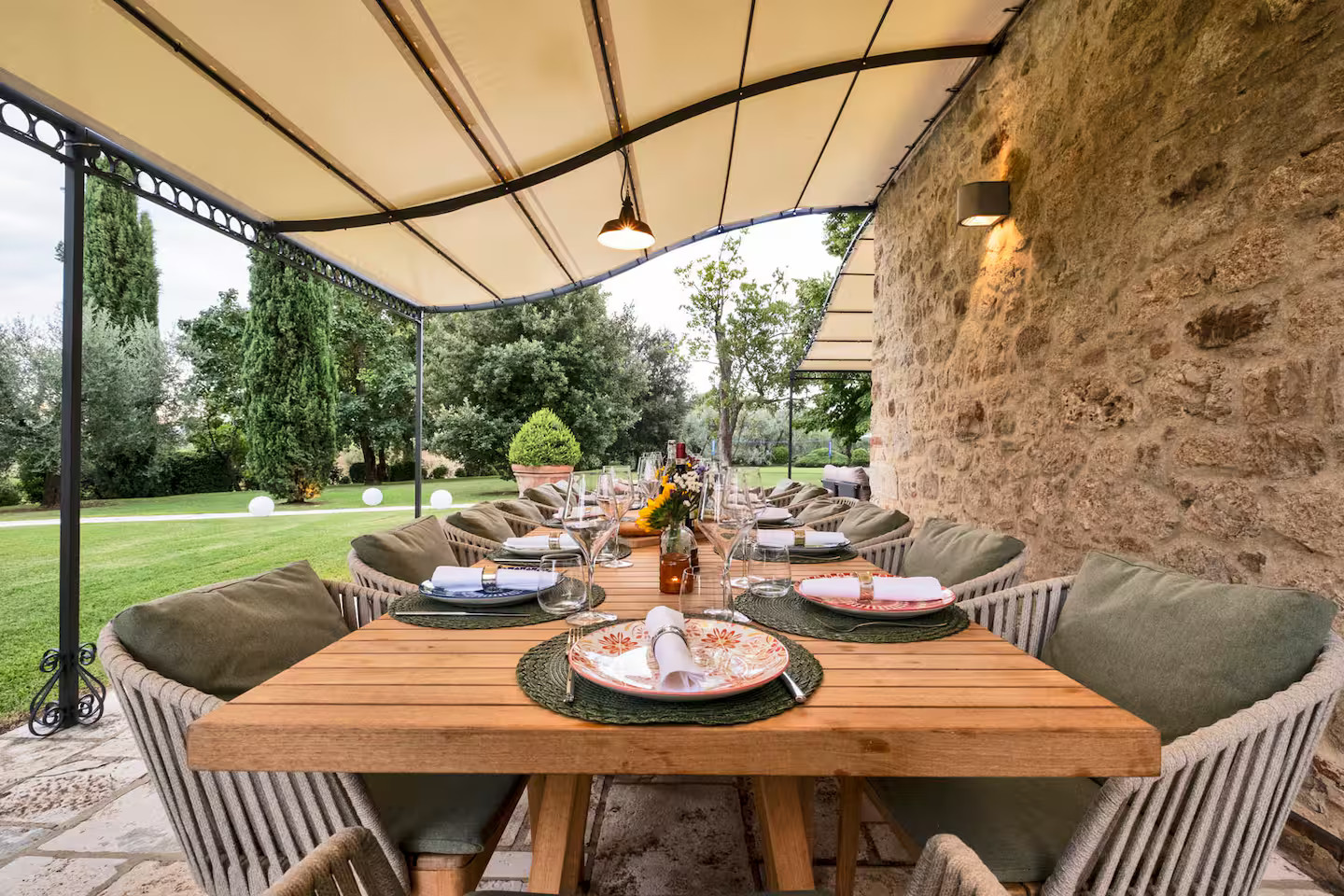terrasse avec pergola maison en pierres Toscane Italie terrasse avec pergola maison en pierres Toscane Italie