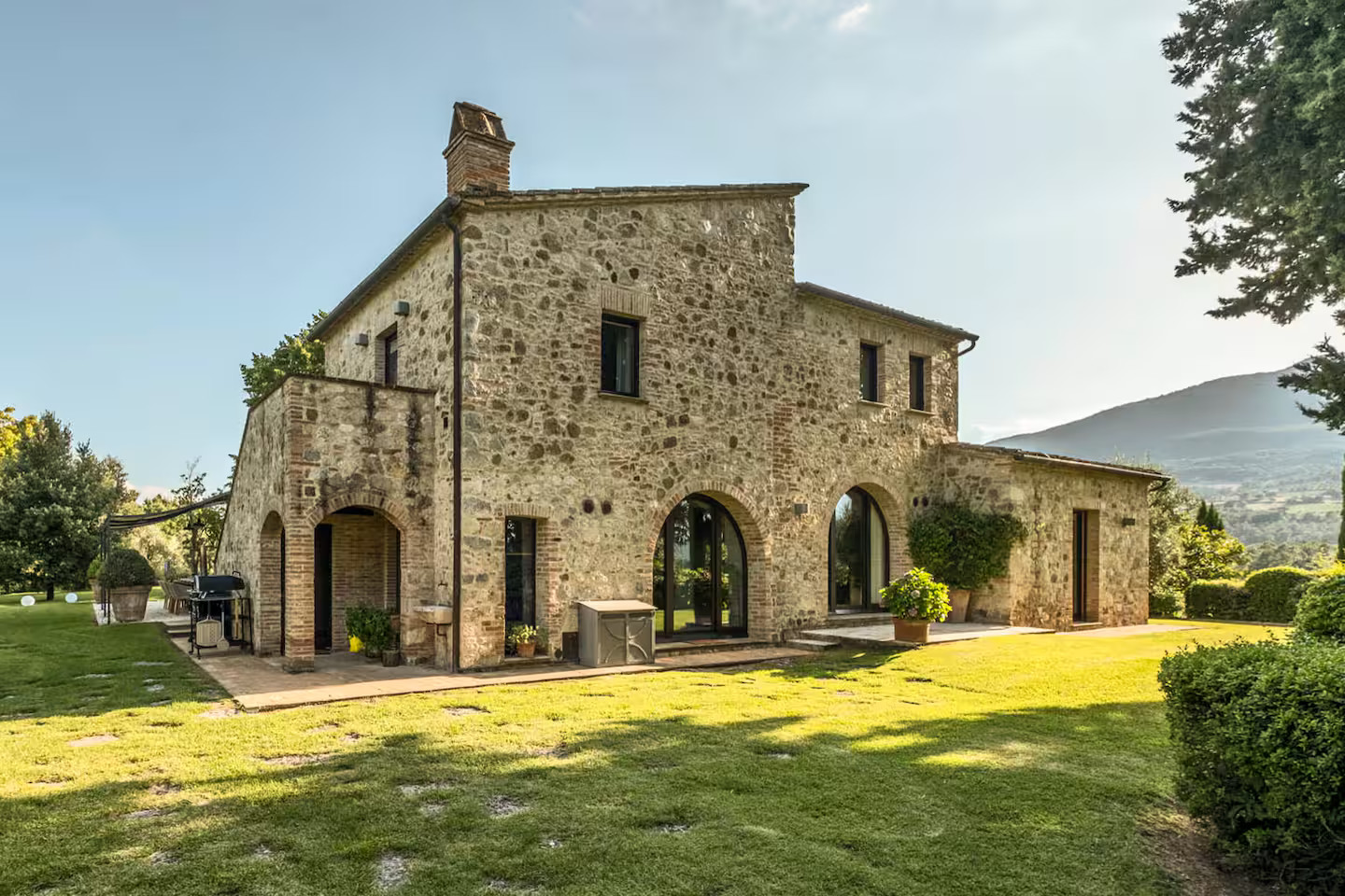 Cette maison en pierres au milieu des vignes en Toscane fait rêver