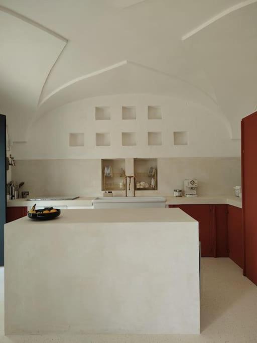 cuisine design rouge maison Pouilles Casa Lama Monopoli cuisine design rouge maison Pouilles Casa Lama Monopoli