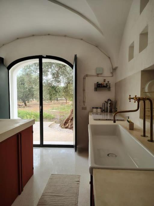 cuisine design rouge maison Pouilles Casa Lama Monopoli cuisine design rouge maison Pouilles Casa Lama Monopoli